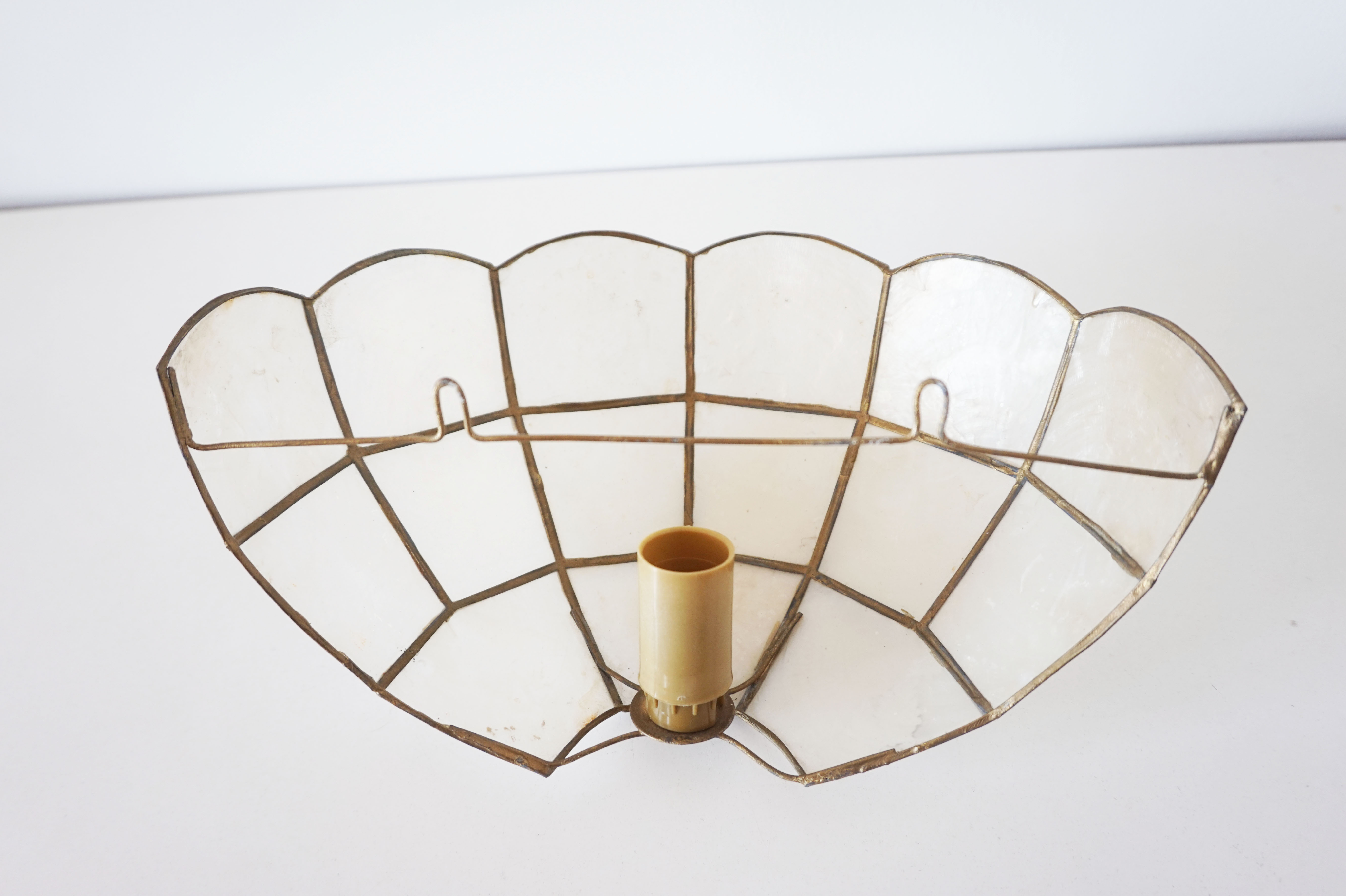 Mother-of-pearl shell shape wall lamp