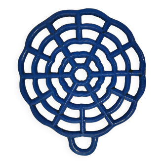 Enamelled cast iron trivet