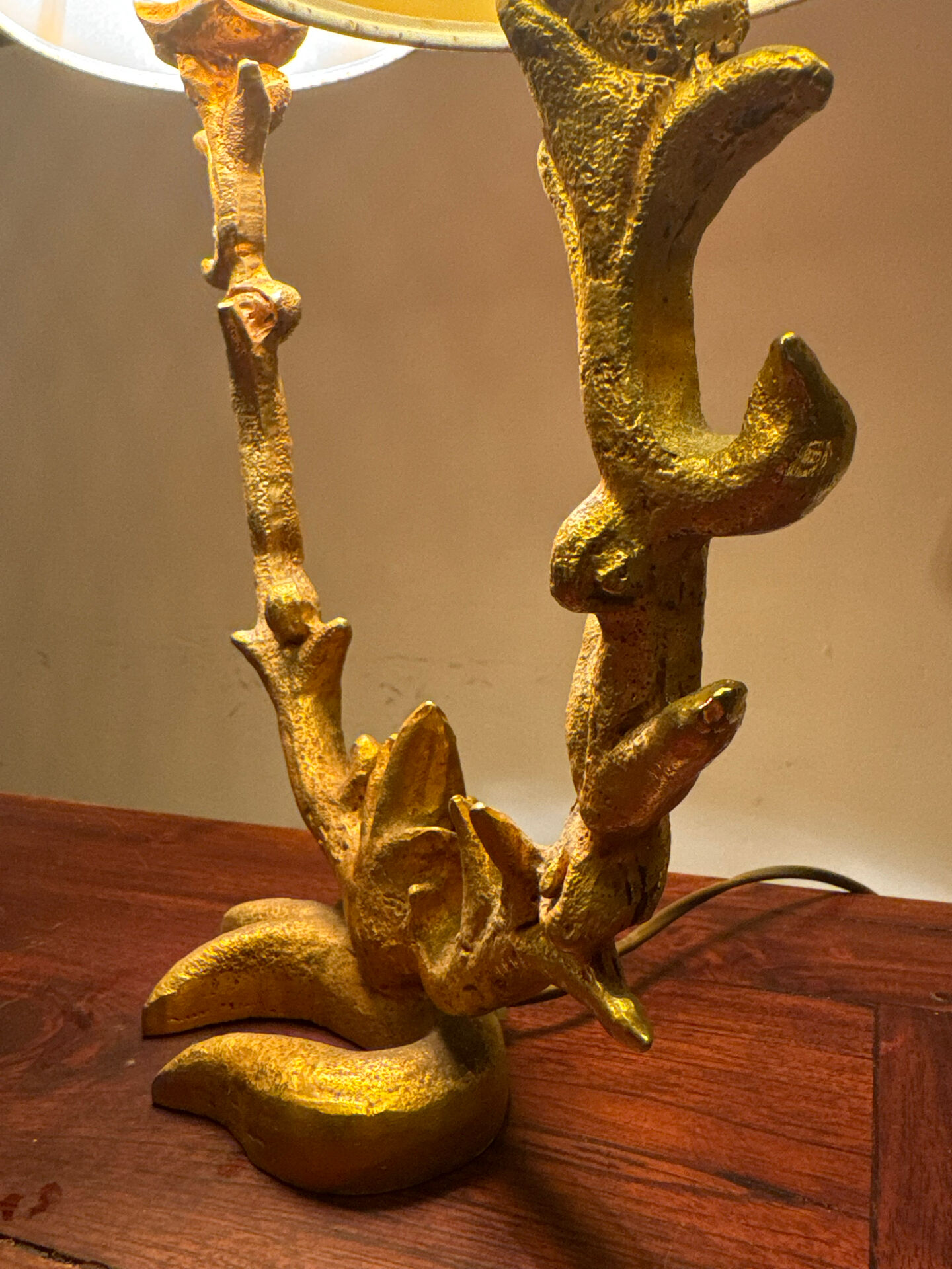 Lampe de table à deux bras en bronze doré par Georges Mathias for Fond