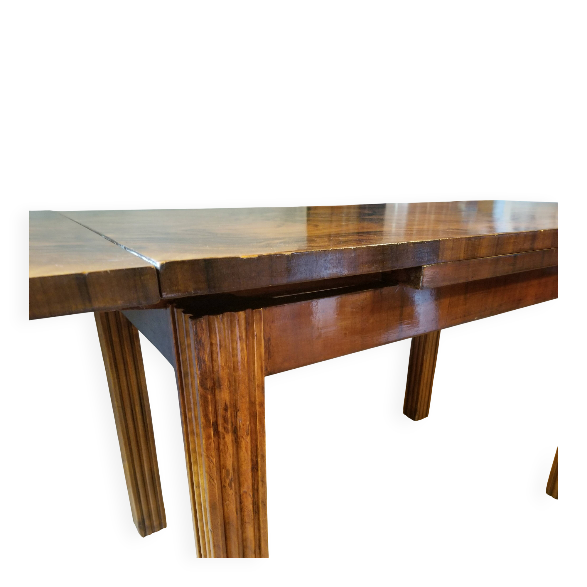 Table en frise de ronce de noyer