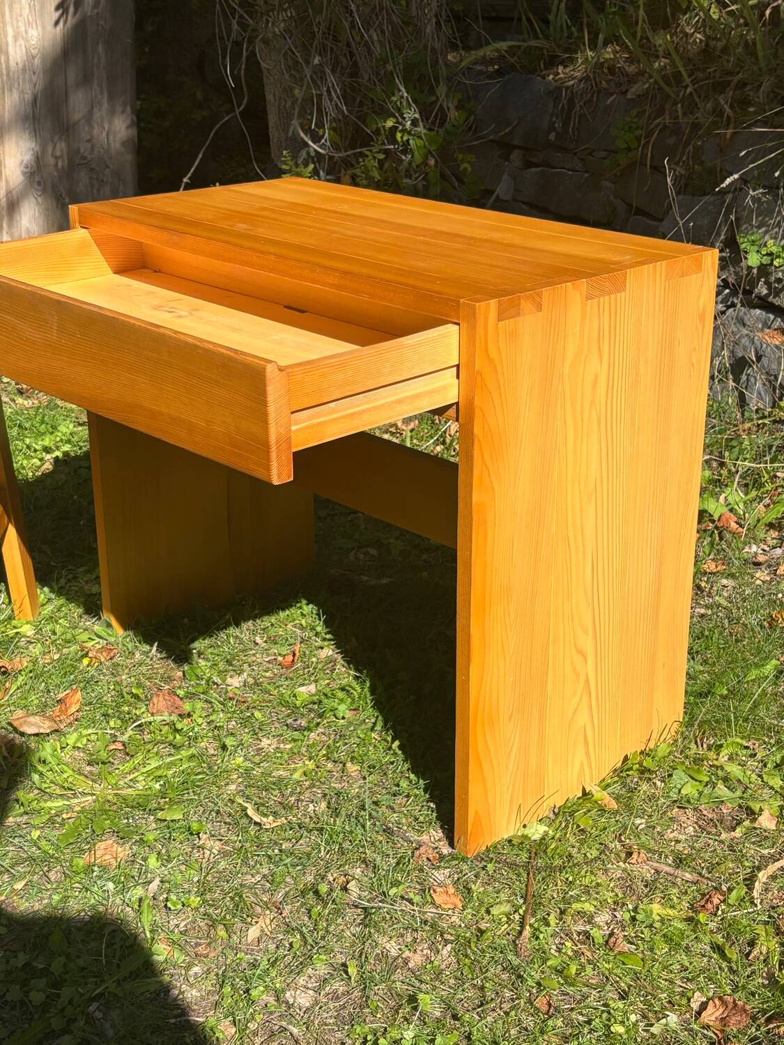 Perriand Regain desk and stool