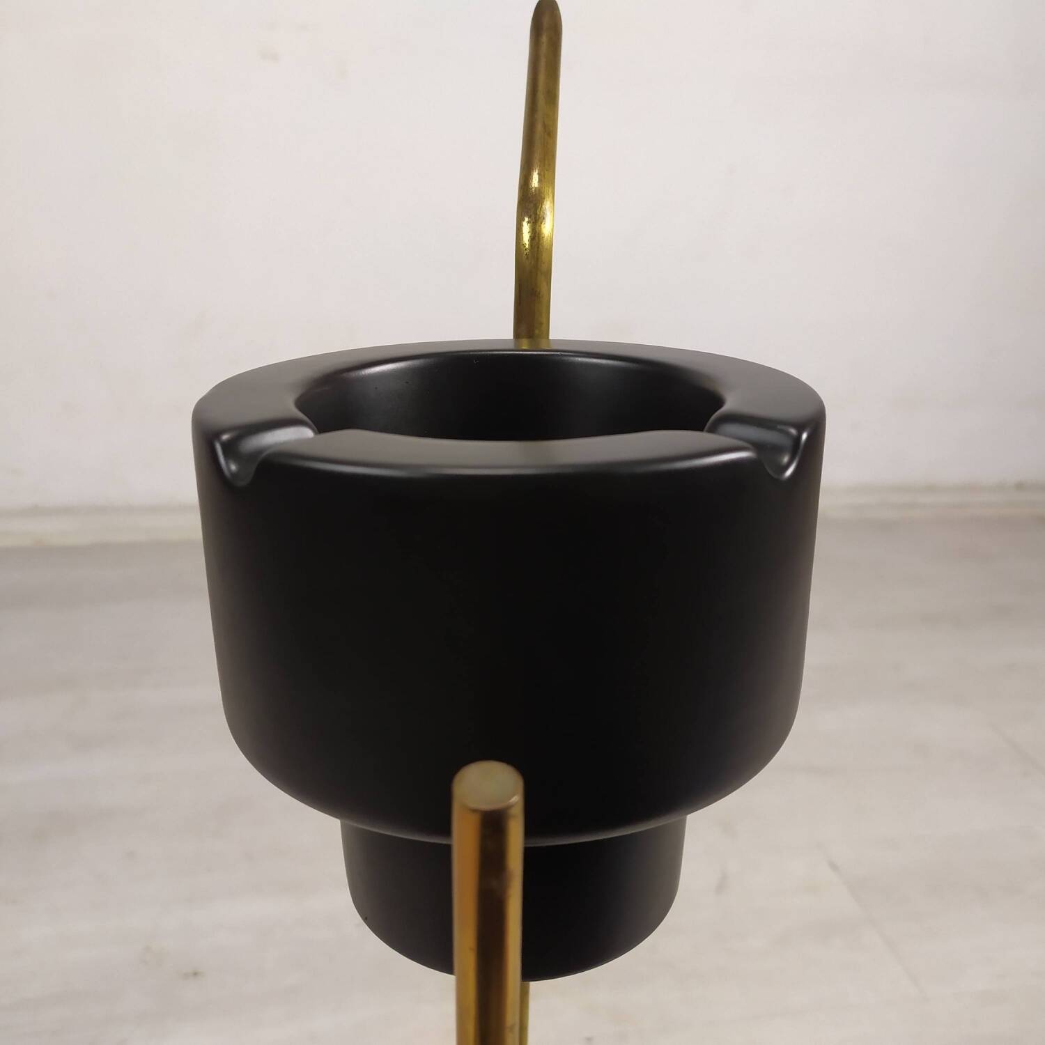 Ceramic ashtray base 50