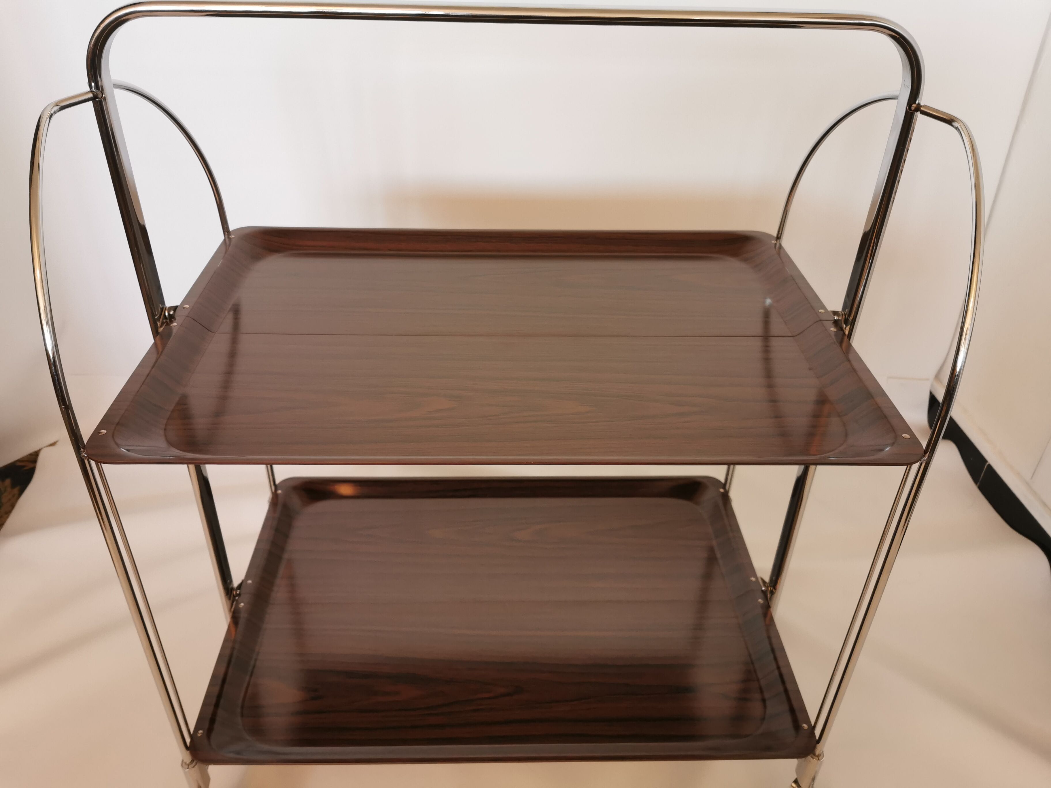 Rolling dessert, trolley says 'dinett'