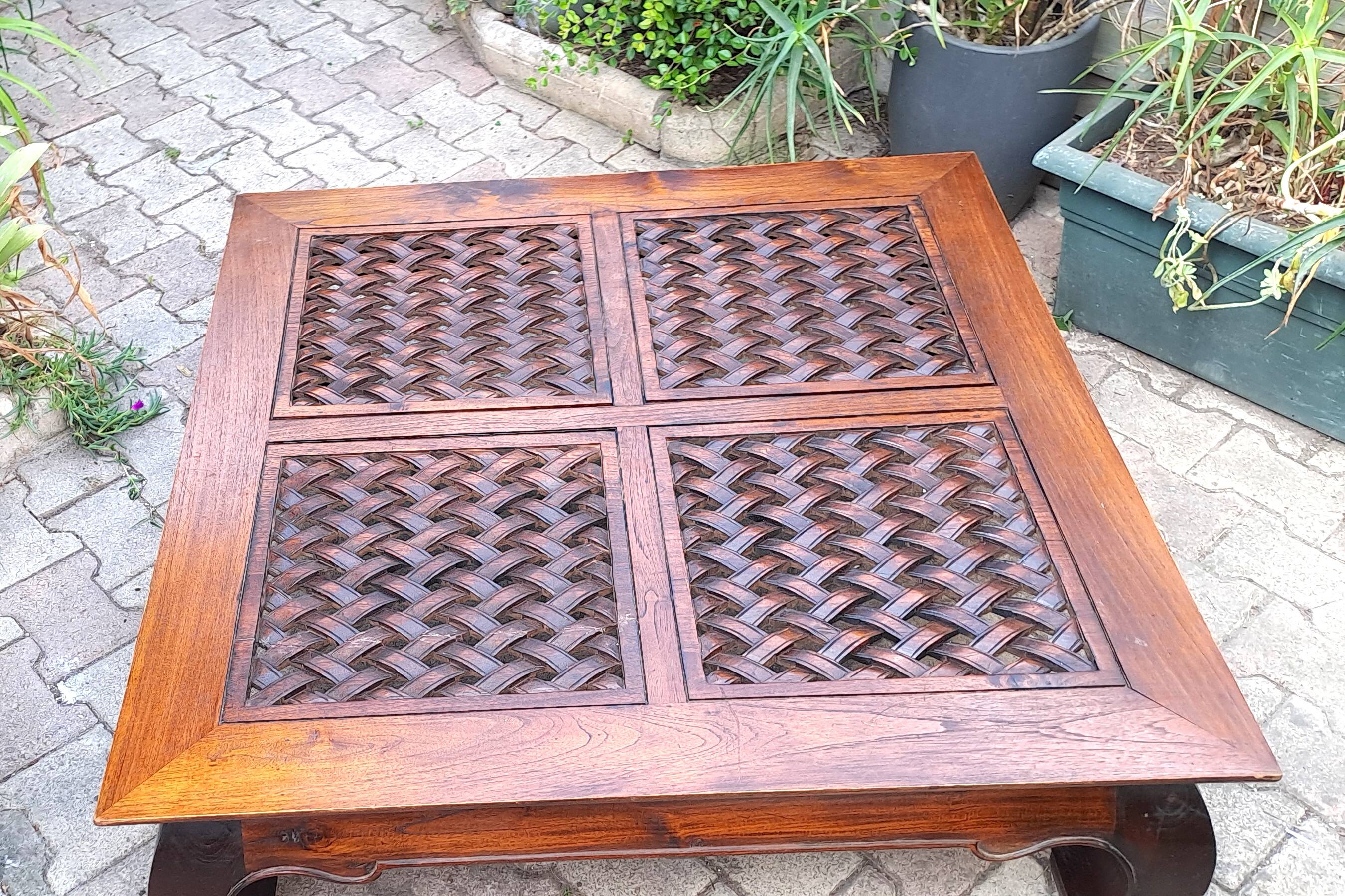 Table basse carrée en bois sculpté massif exotique Pier import, 1980