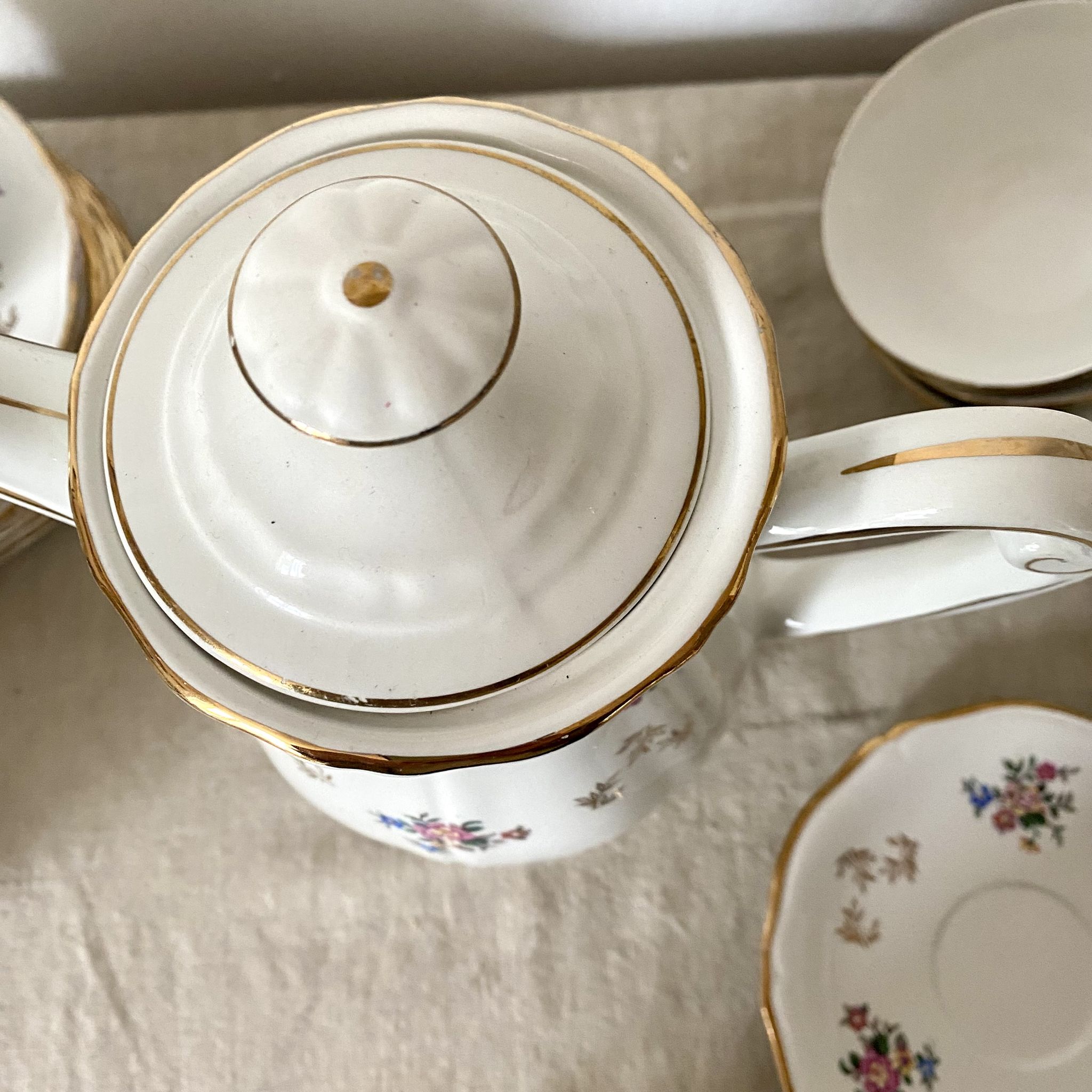 Antique tea set in Amandinoise porcelain