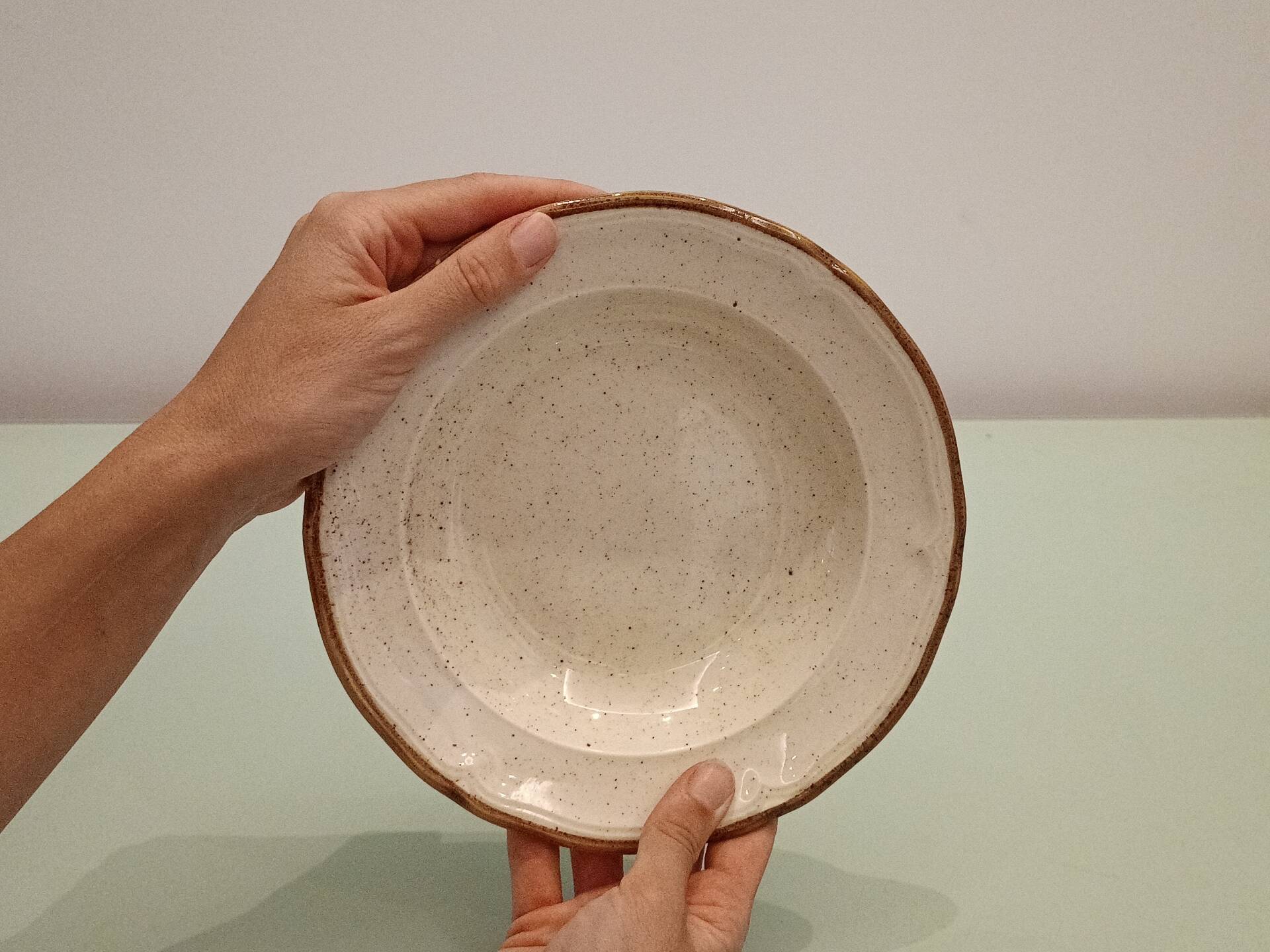 Lot de 5 assiettes vintage en céramique mouchetée –