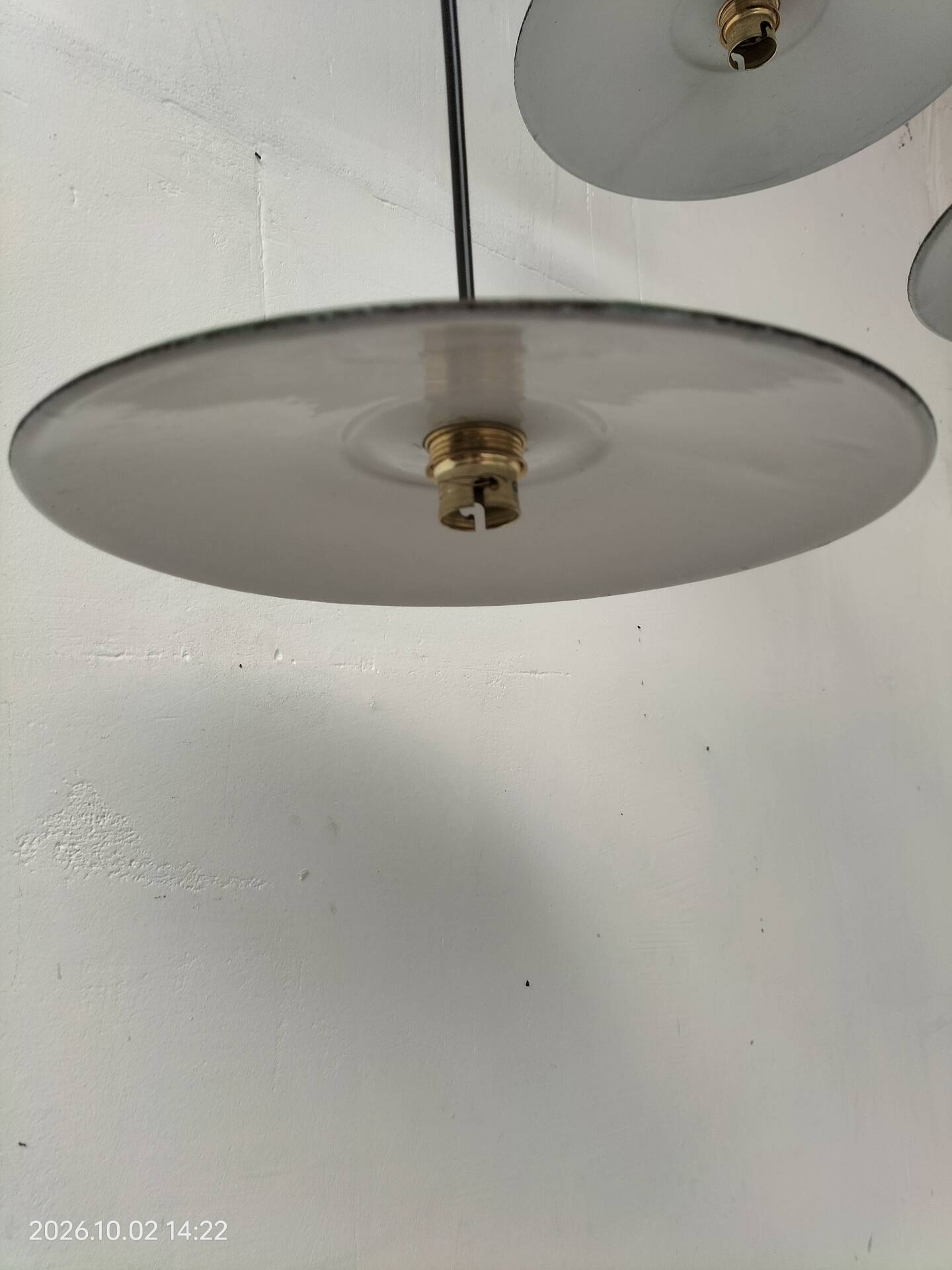 Suspensions in enamelled sheets