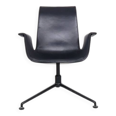 Chaise pivotante noire ''The Bucket chair'' de Walter Knoll