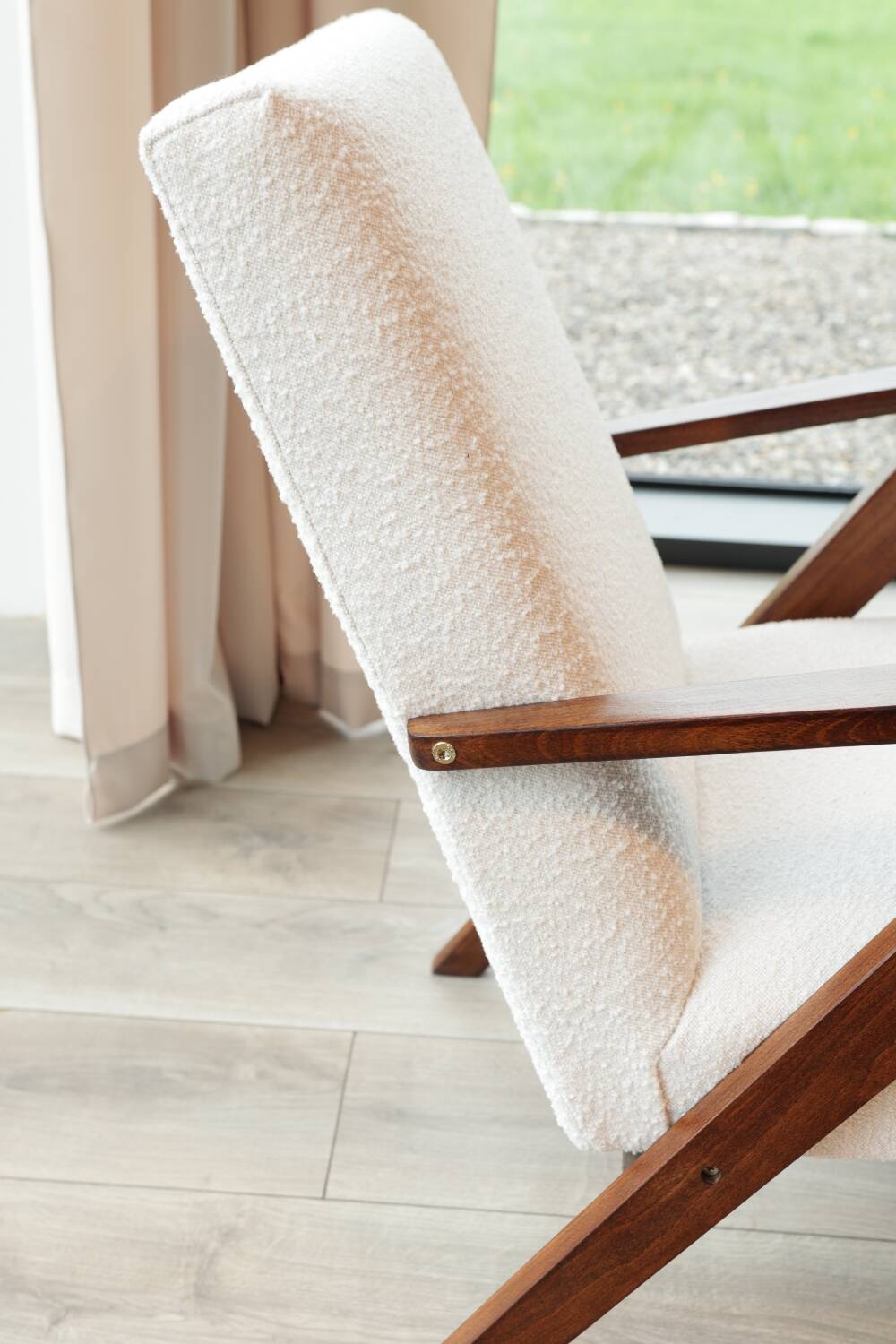 Fauteuil en tissu bouclette blanc et bois, milieu XXème
