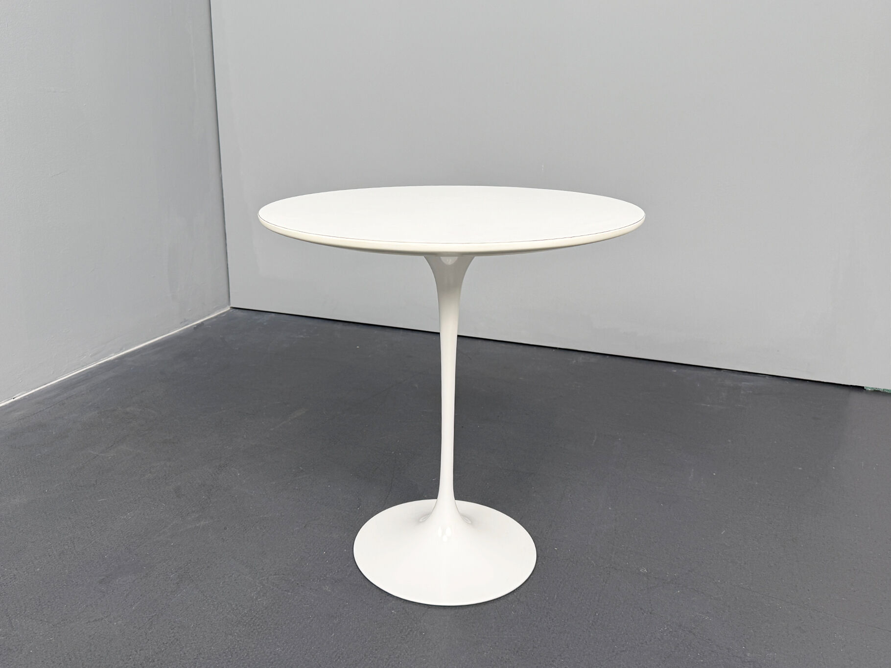 Table d'appoint Tulip par Eero Saarinen pour Knoll International, États-Unis, années 1960.