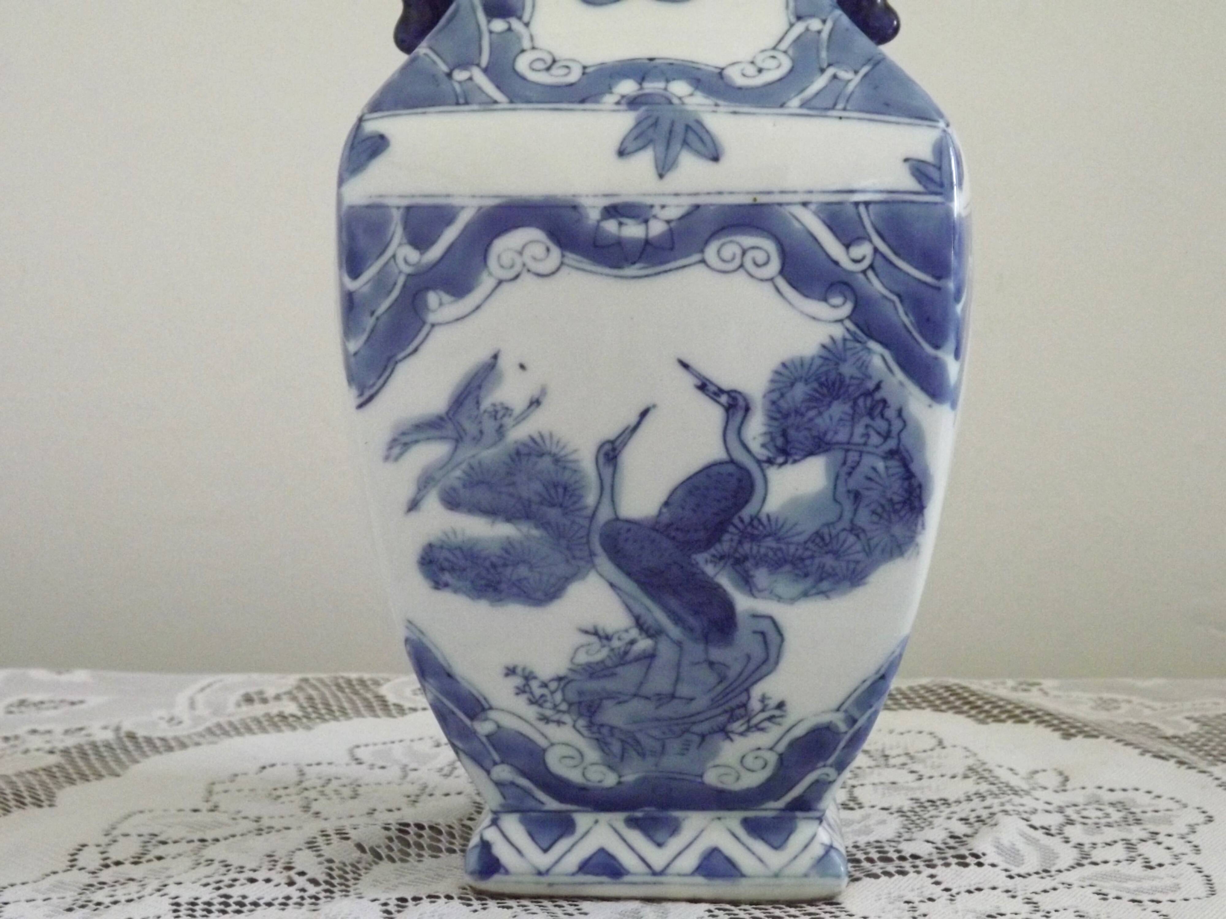 Pied de lampe vintage en porcelaine chinoise à décor d'oiseaux et poignées en lion