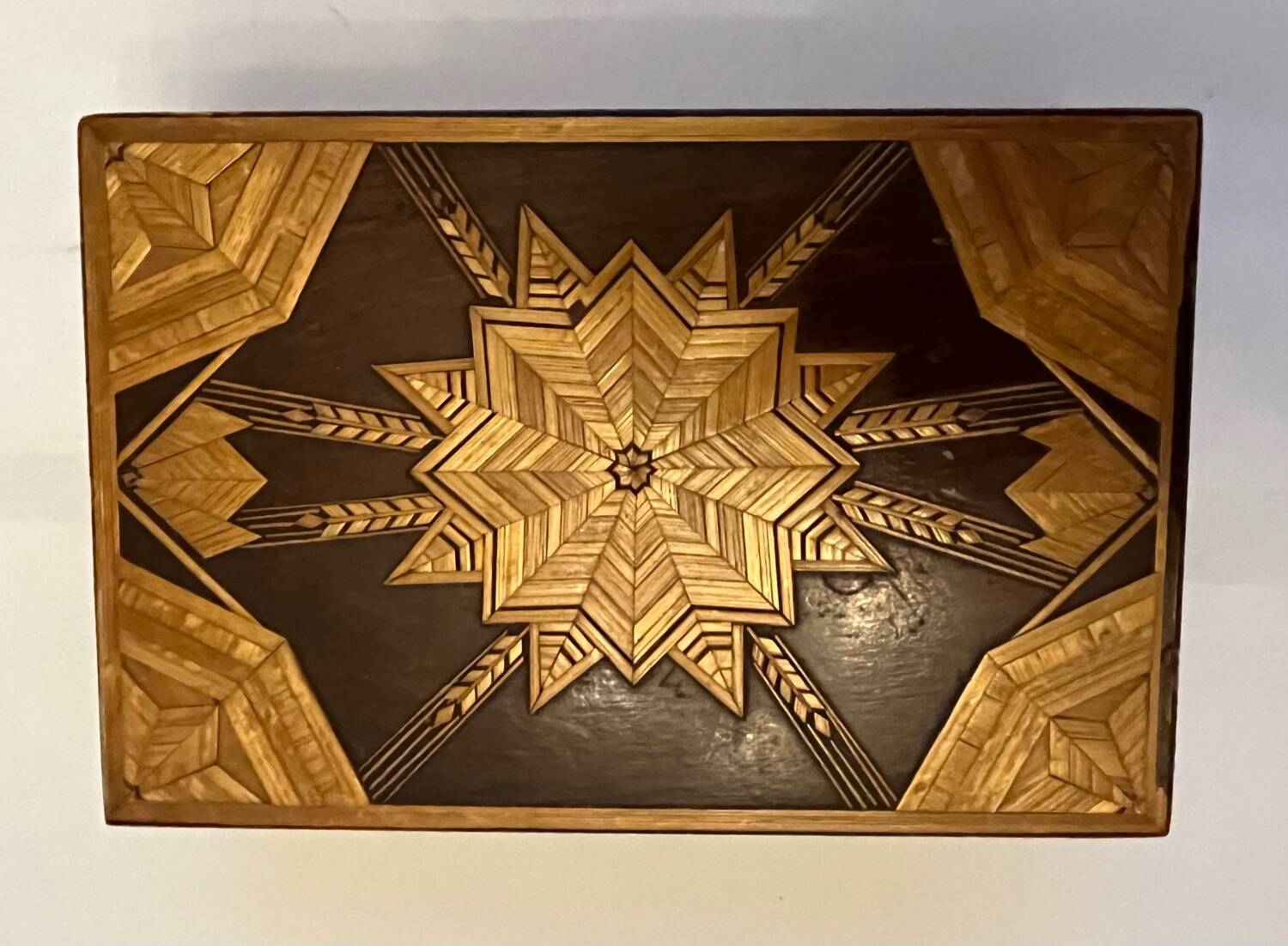 Boîte à bijoux en bois à marqueterie de paille