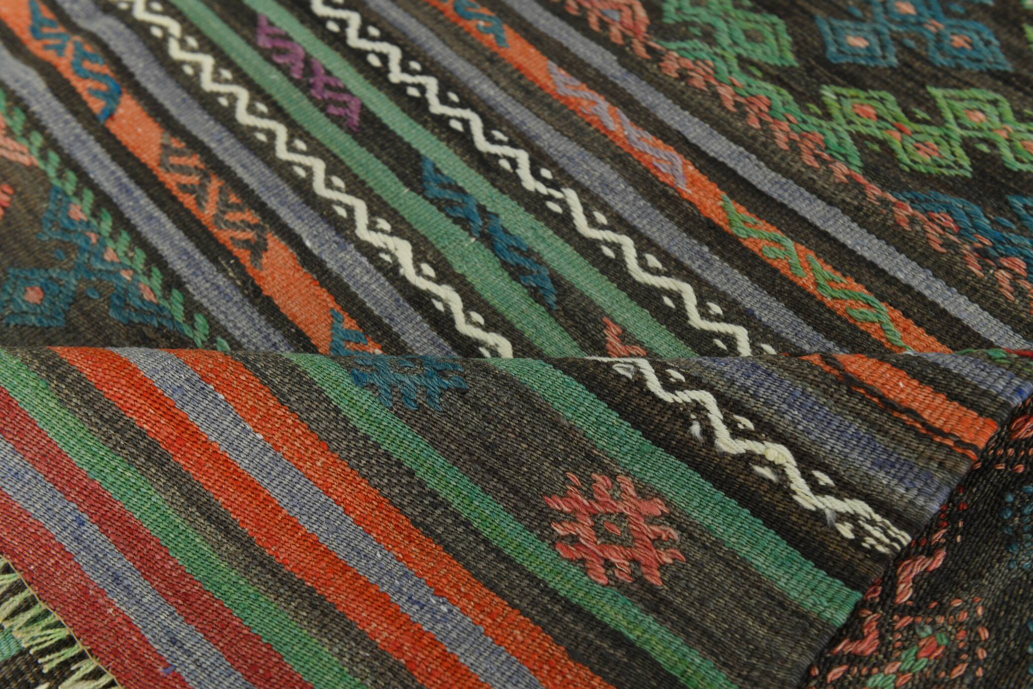 Tapis Kilim Vintage Motifs Ethniques Vert et Rouge, 180x271 Cm