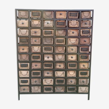Armoire en métal avec 60 tiroirs en bois (anciens moules à briques)