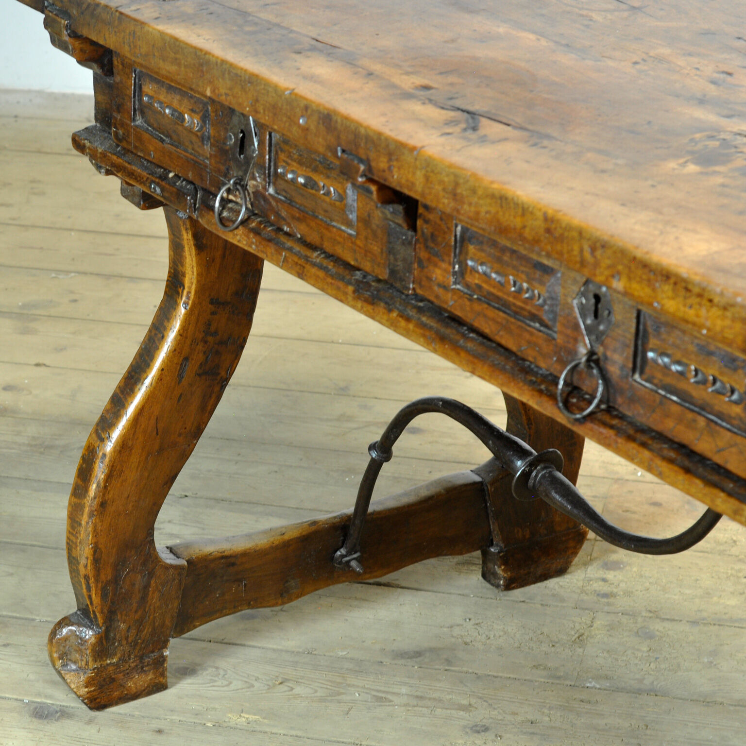 17th-century Spanish walnut table
