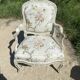 Fauteuil en bois banc et tissu fleuri