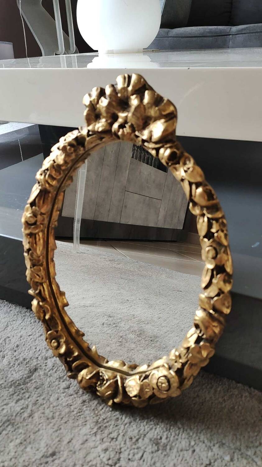 Hollywood Regency style oval Victorian mirror. In antique gold wood. 31 x 21cm