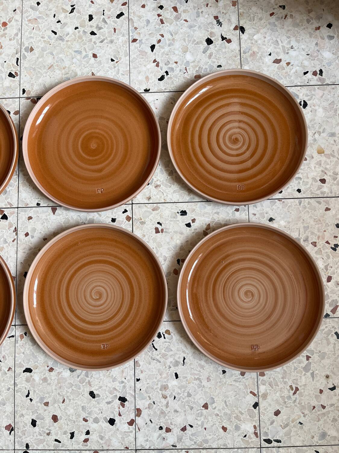 6 assiettes plates en grès