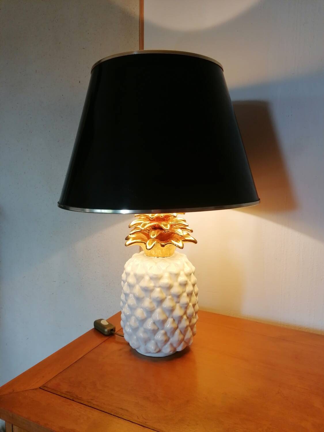 Vintage white and gold ceramic pineapple lamp