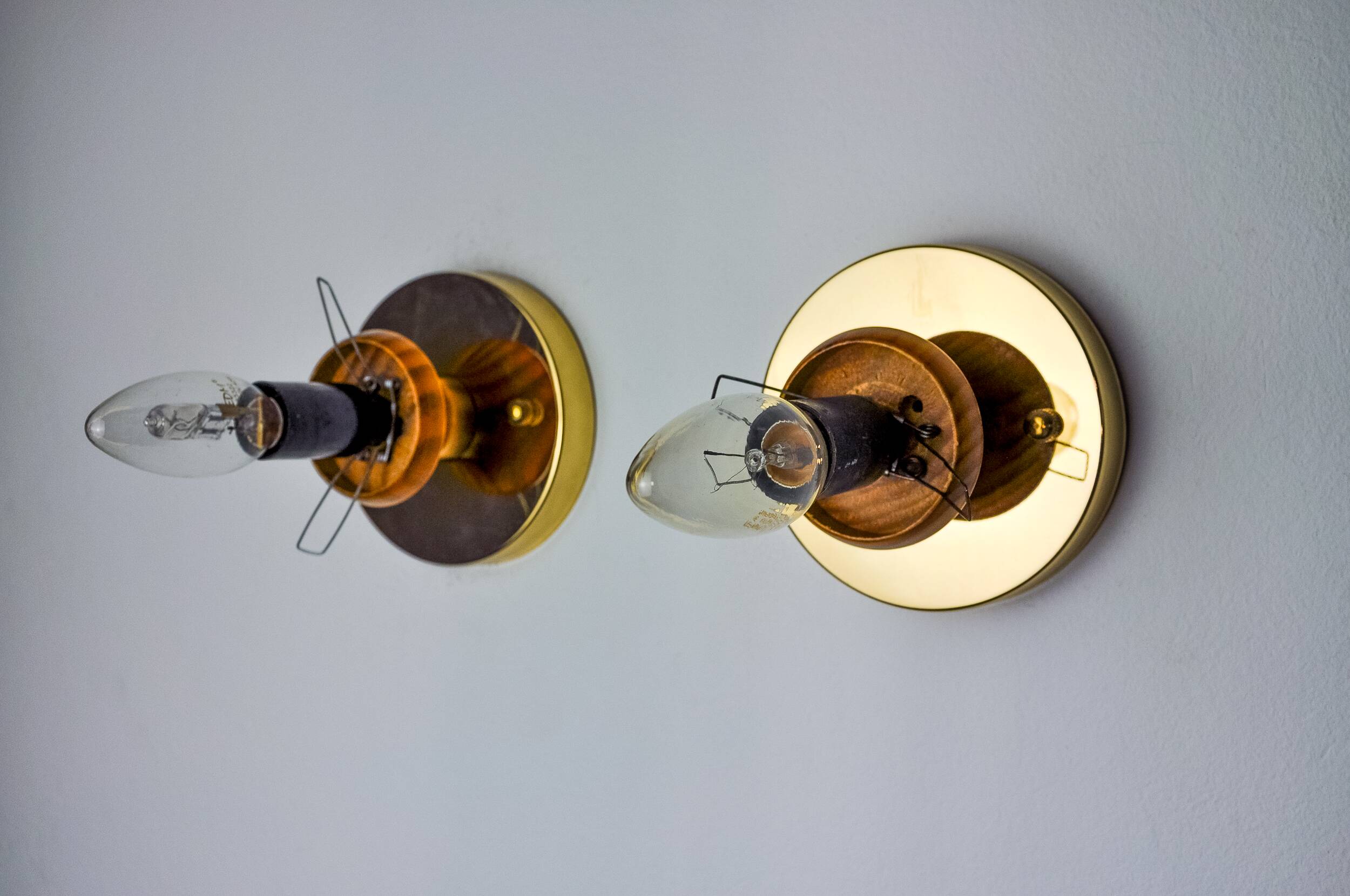 Pair of "cocoon" wall lights, resin and pine, Italy, 1970