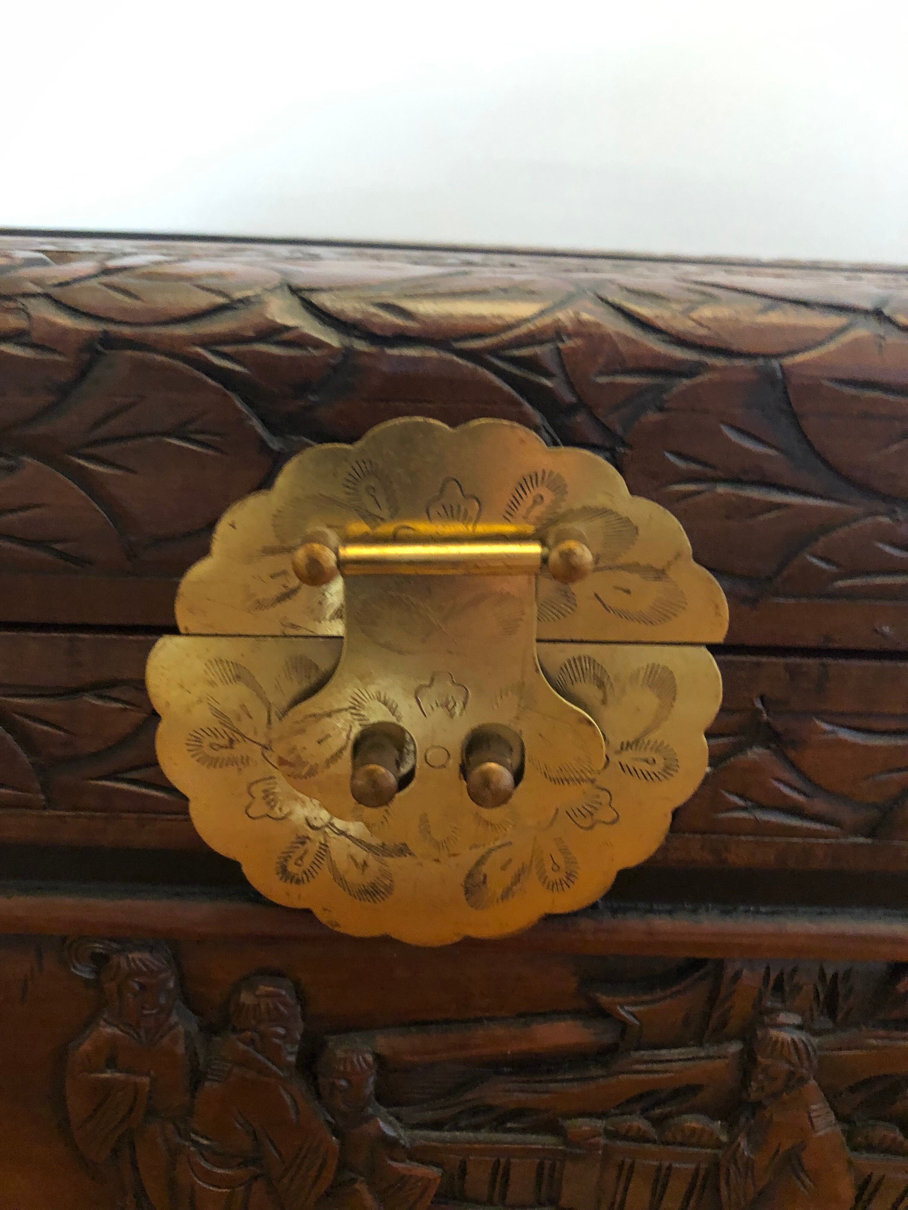 Coffre en bois sculpté à décor asiatique