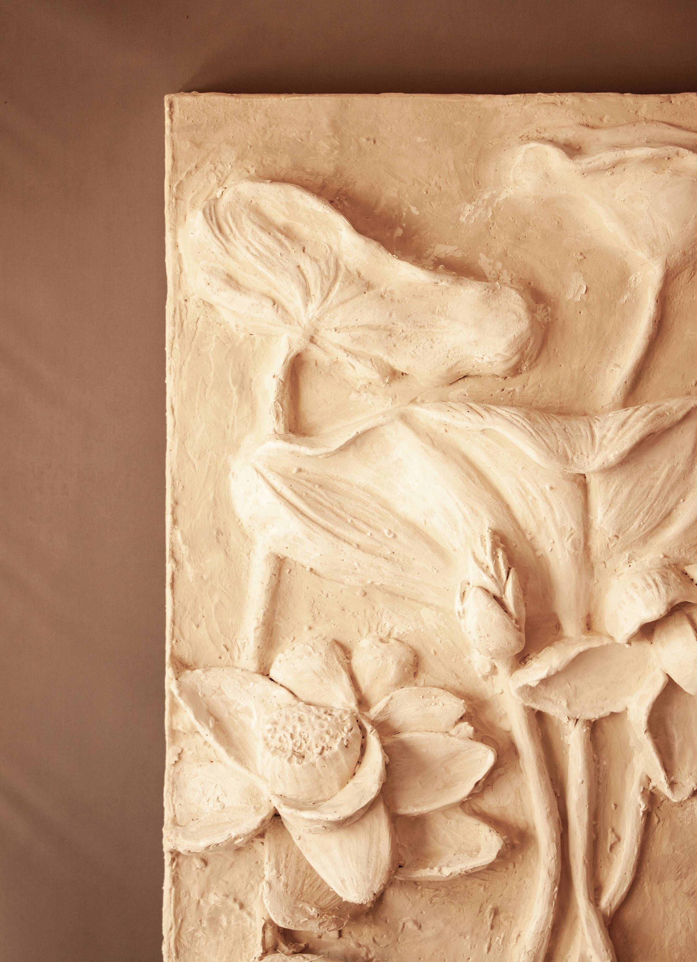 Relieve con flores. Bajorrelieve. Wall decoration.