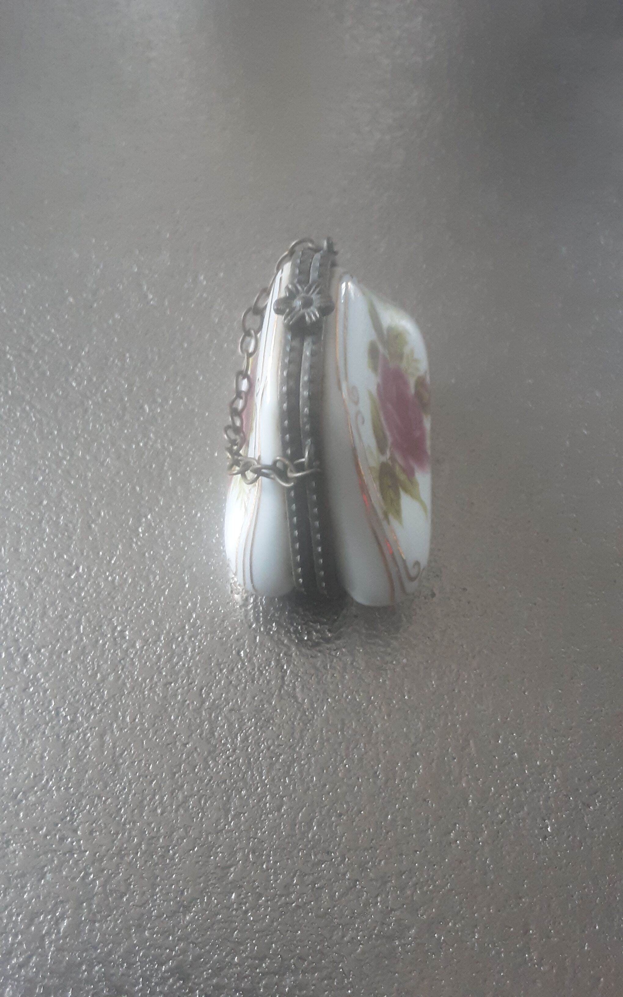 Lot 2 porcelain boxes Art