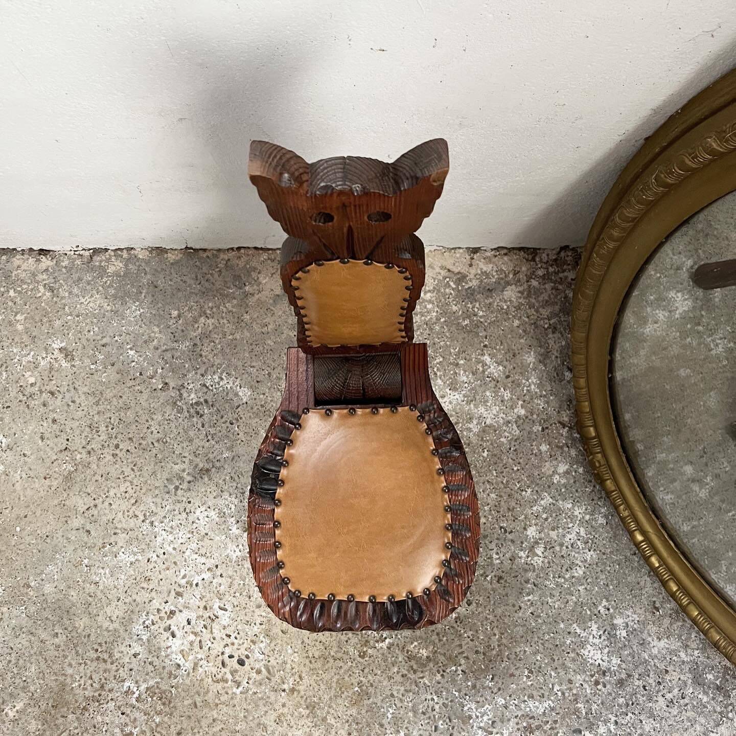 Folding tripod stool with cat back