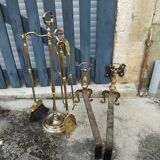 Brass fireplace set and its two andirons