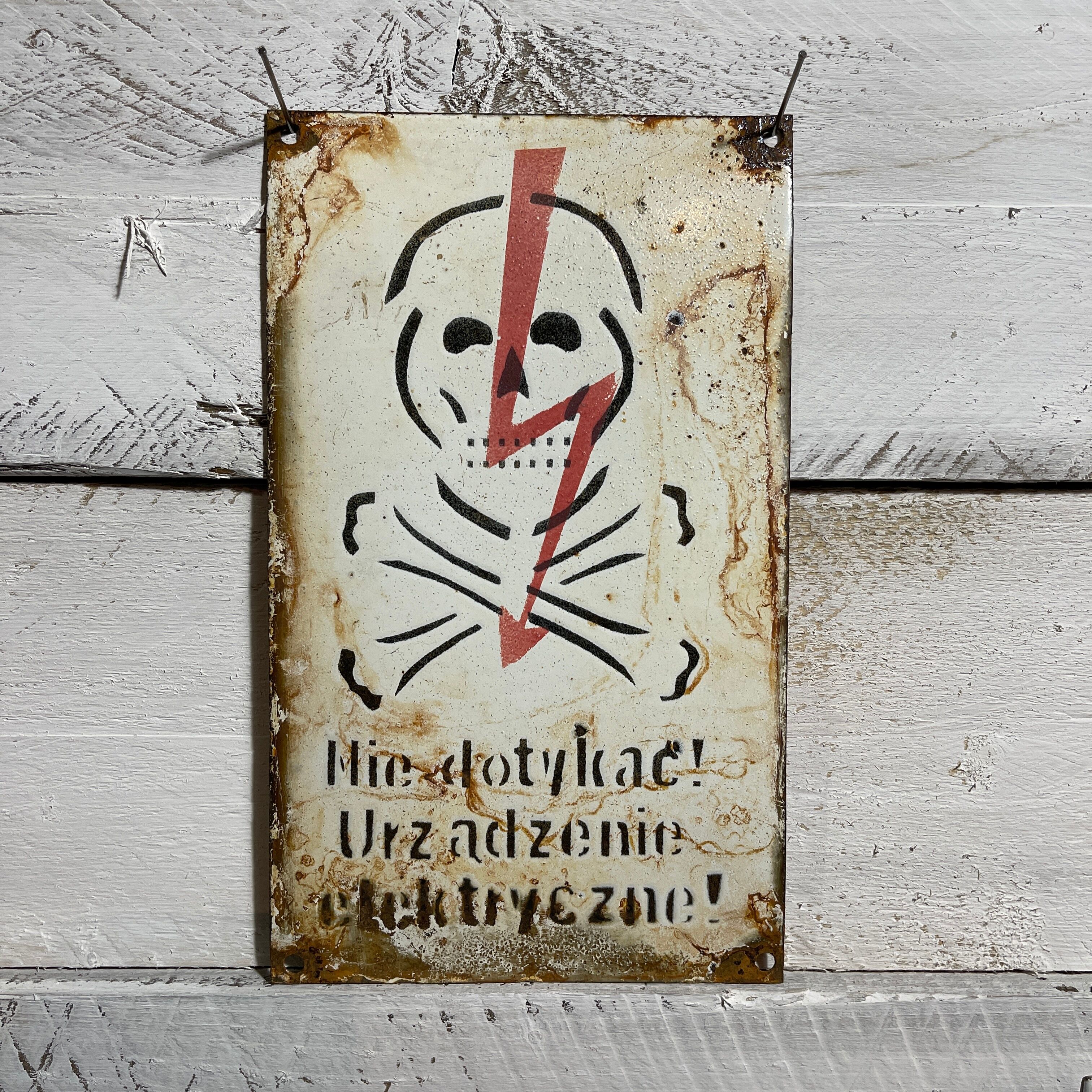 Enamelled plate danger skull