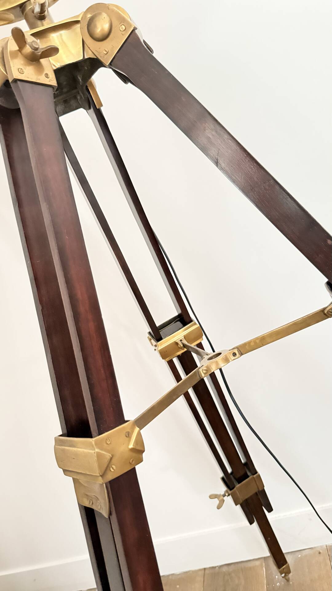 Lampe projecteur marine Maison Coloniale – laiton et acajou mas