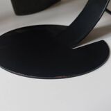 Une paire de lampes de chevet minimalistes bien conçues.