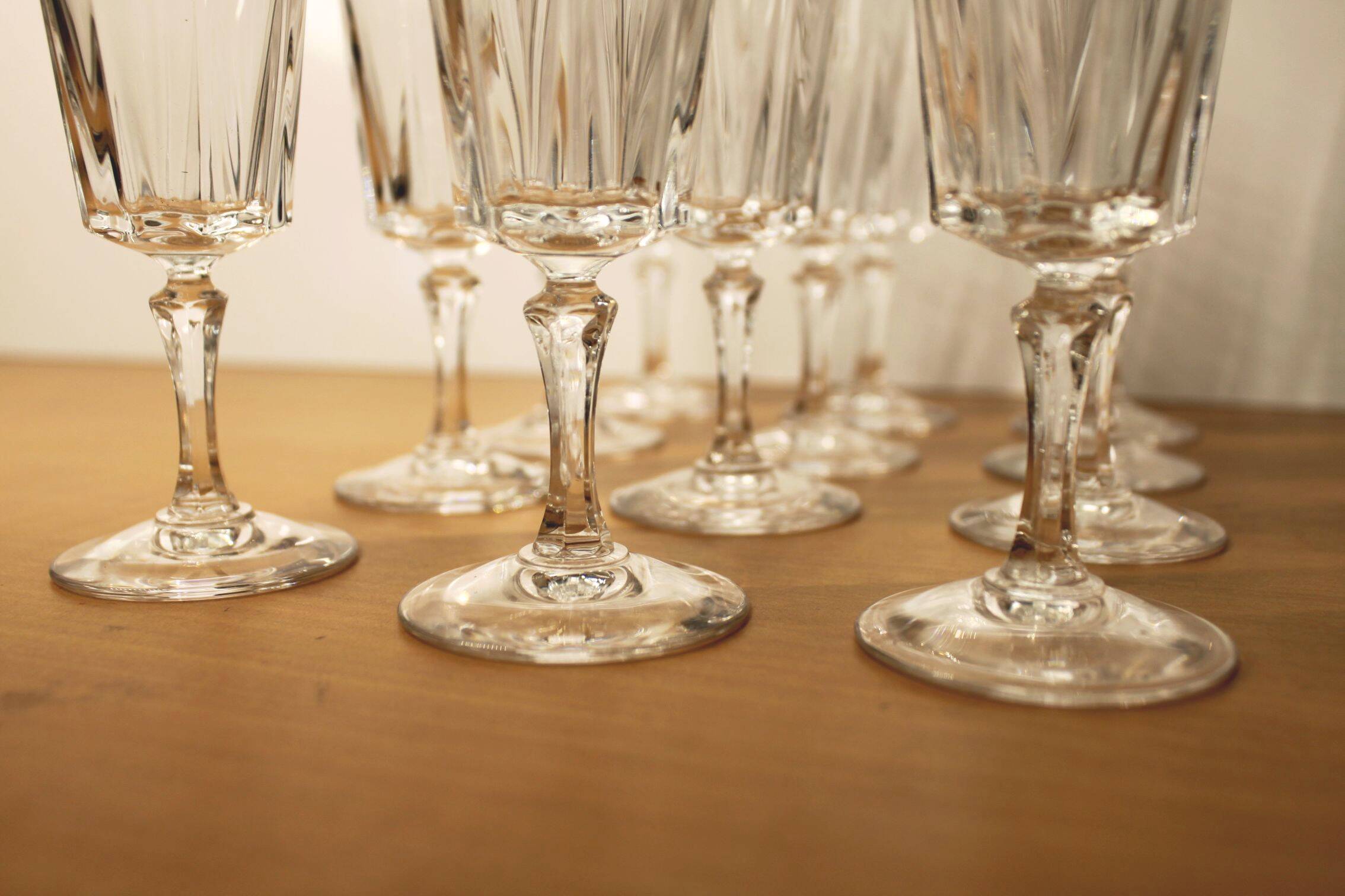 Set of 12 champagne flutes, “Versailles” model, Cristal d'Arques, 70's.