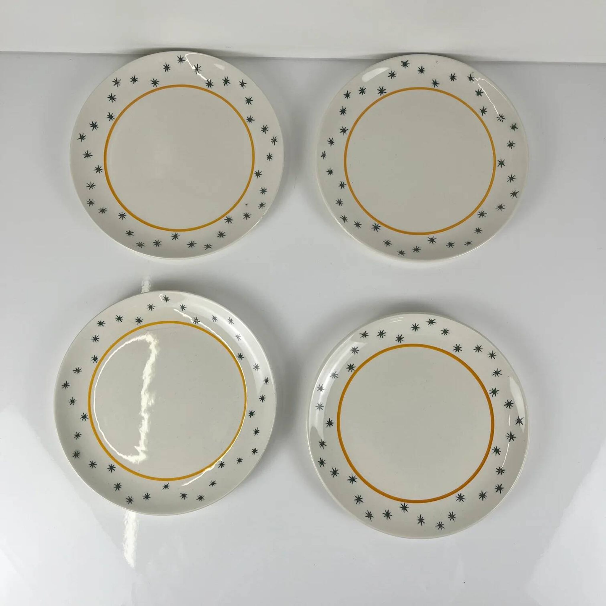 4 assiettes à dessert Gien, création Primefleur, modèle "Constellation", 1950