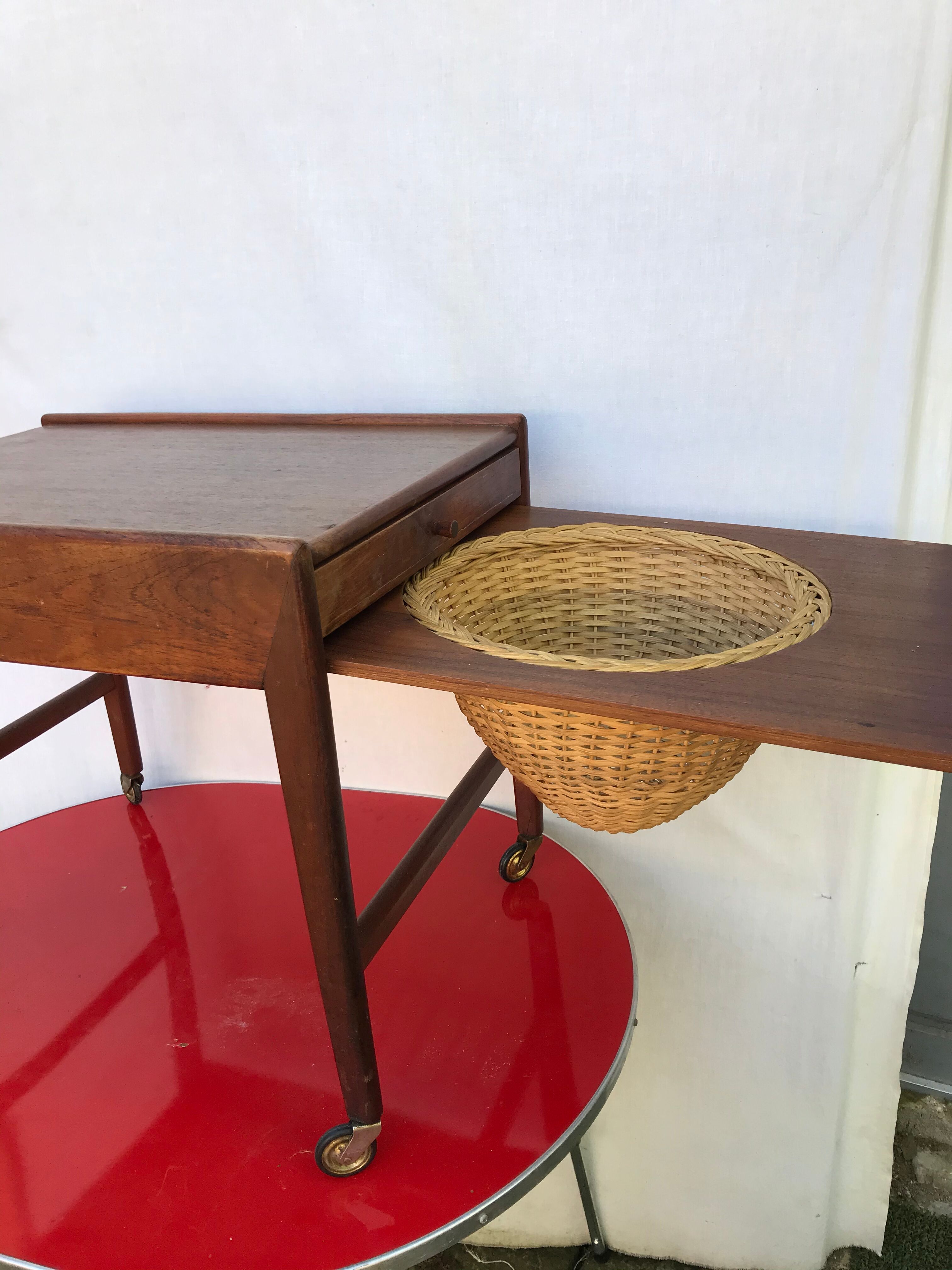 Travailleuse en teck scandinave panier tiroir roulettes