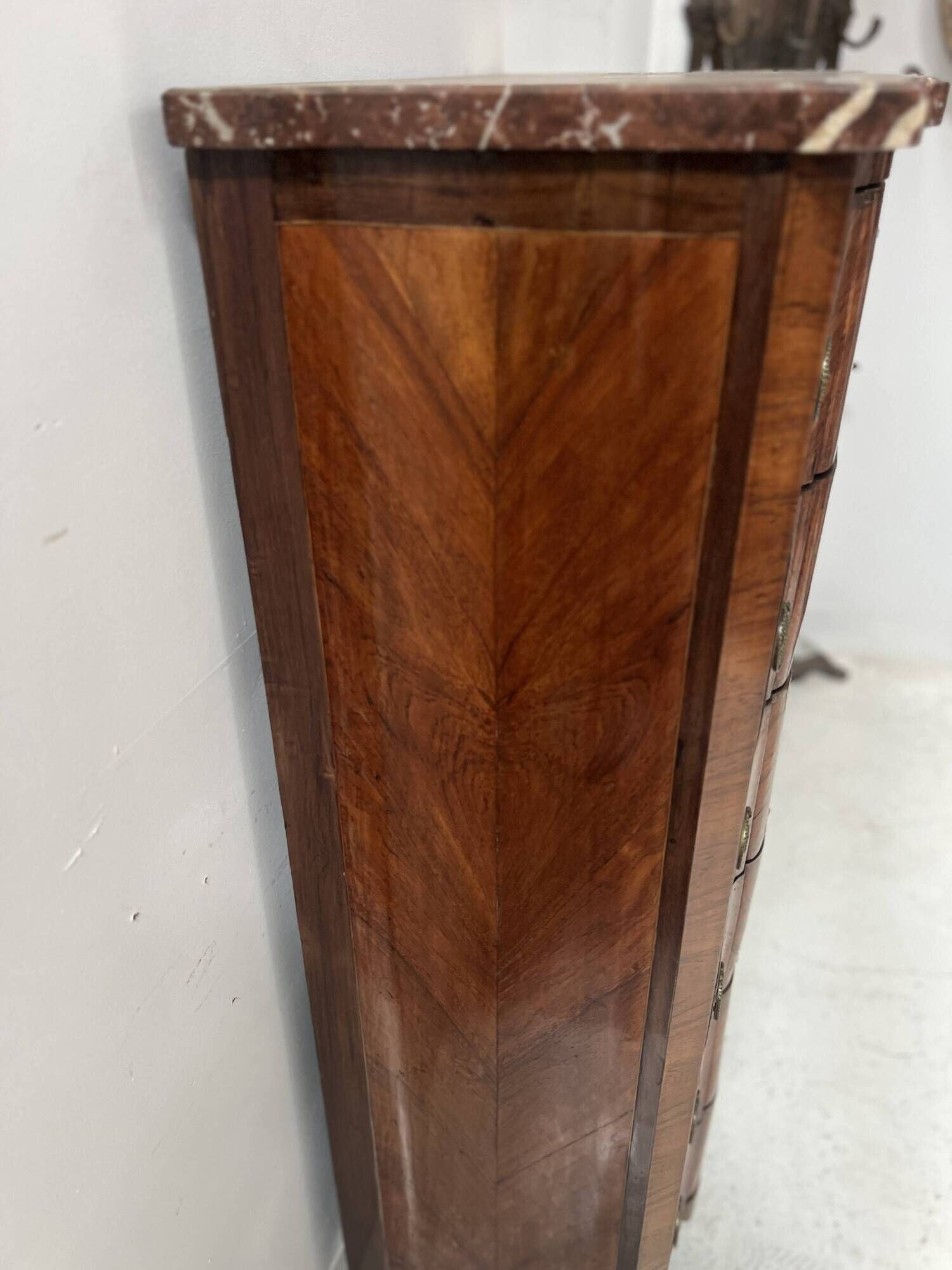 Transitional style chest of drawers in rosewood and amaranth veneer, 20th century.