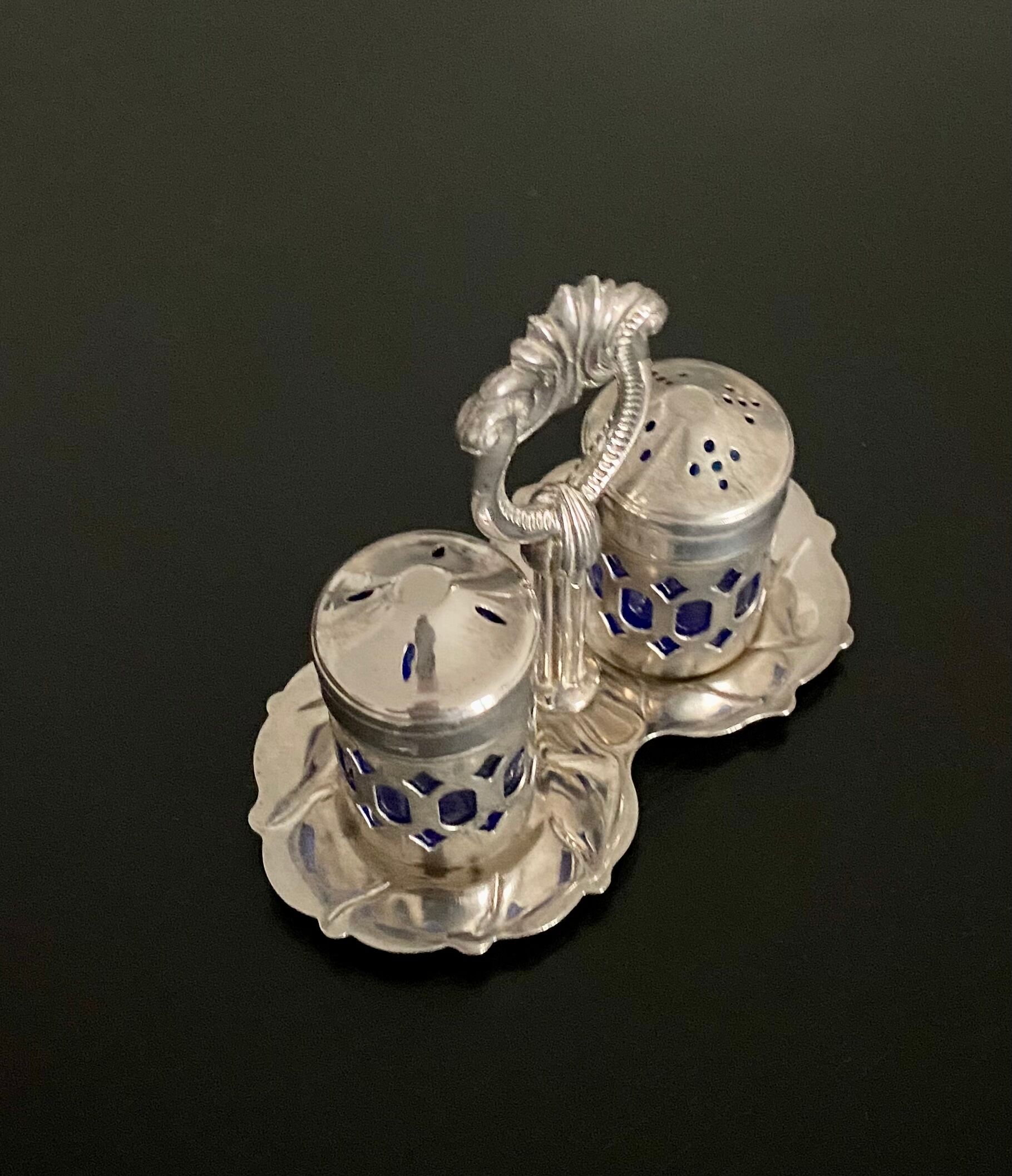 Duo salt shaker and pepper shaker 30s on display