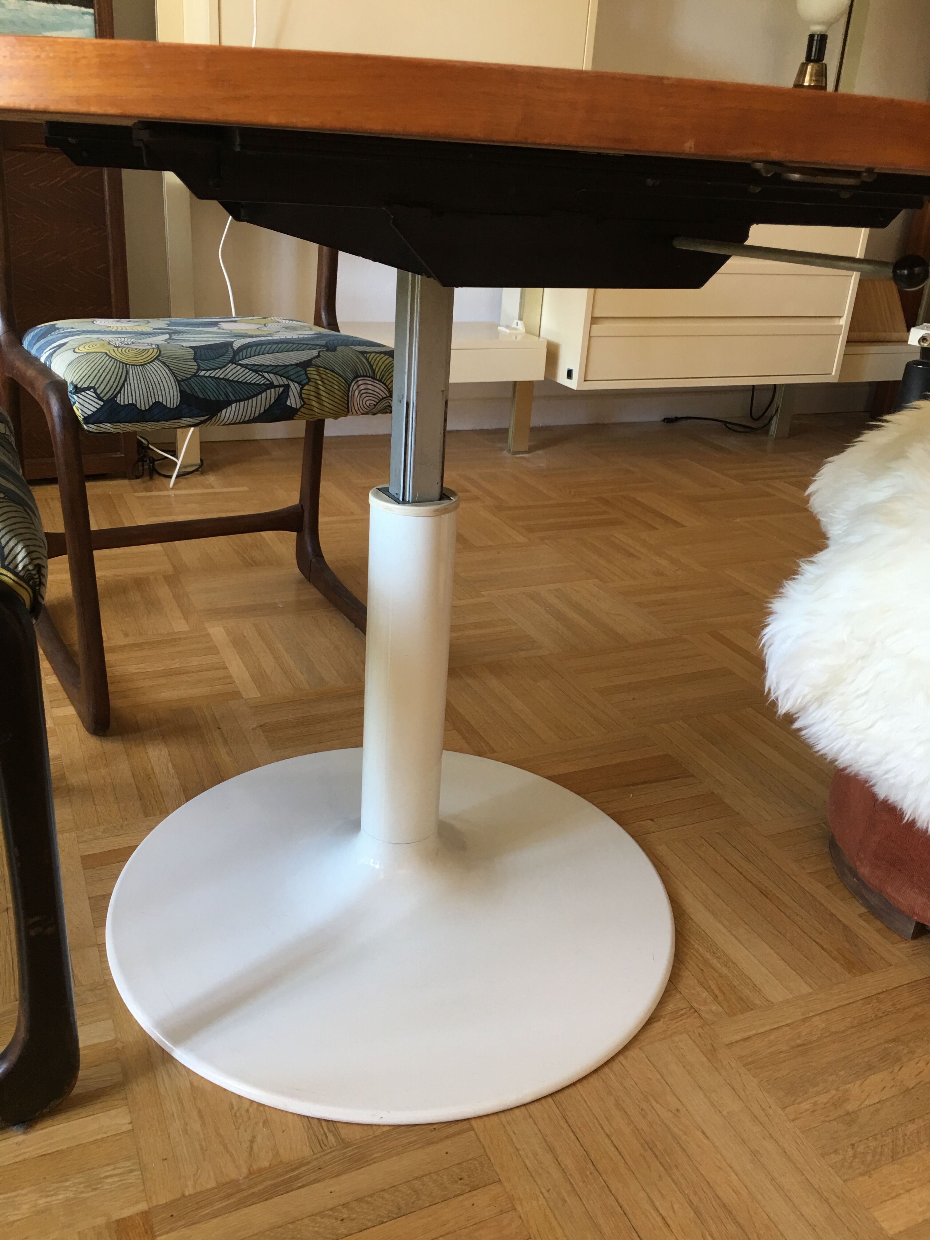 Dining table with a modular tulip foot