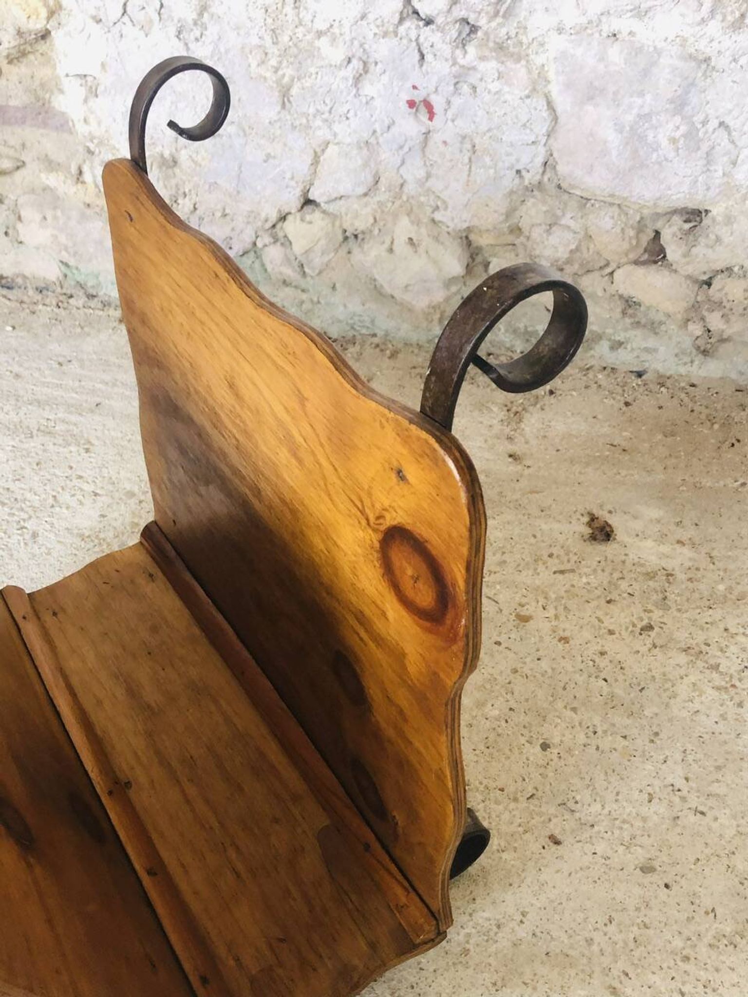 Porte revues vintage en bois et fer forgé circa 1950s