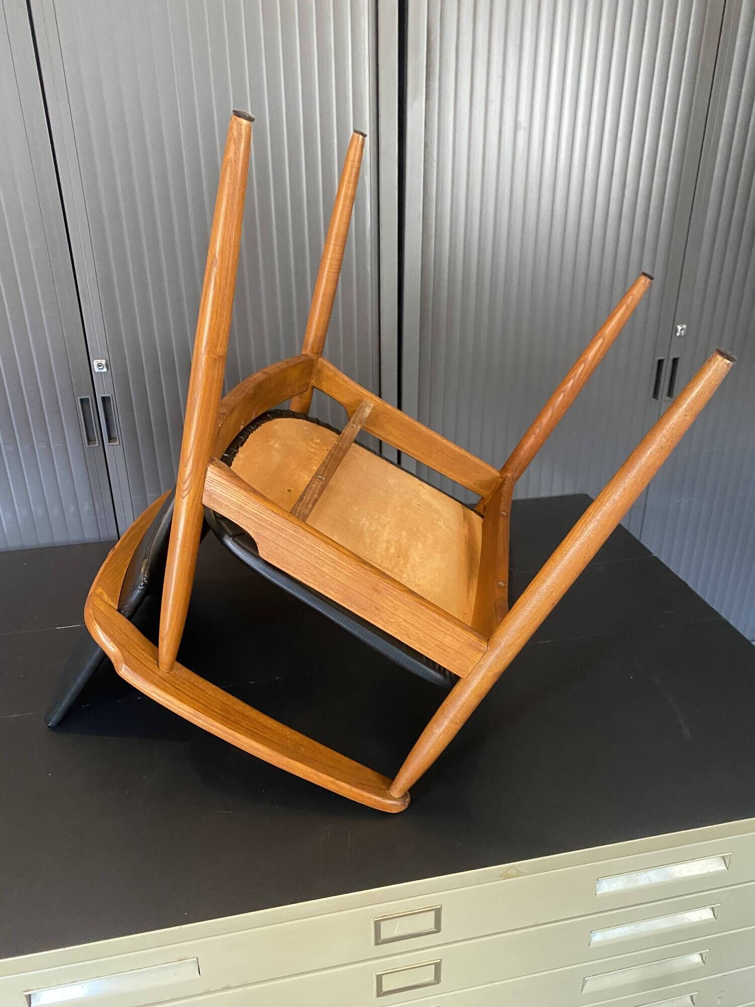 A Scandinavian teak skai chair from the 1960s for a vintage desk table.