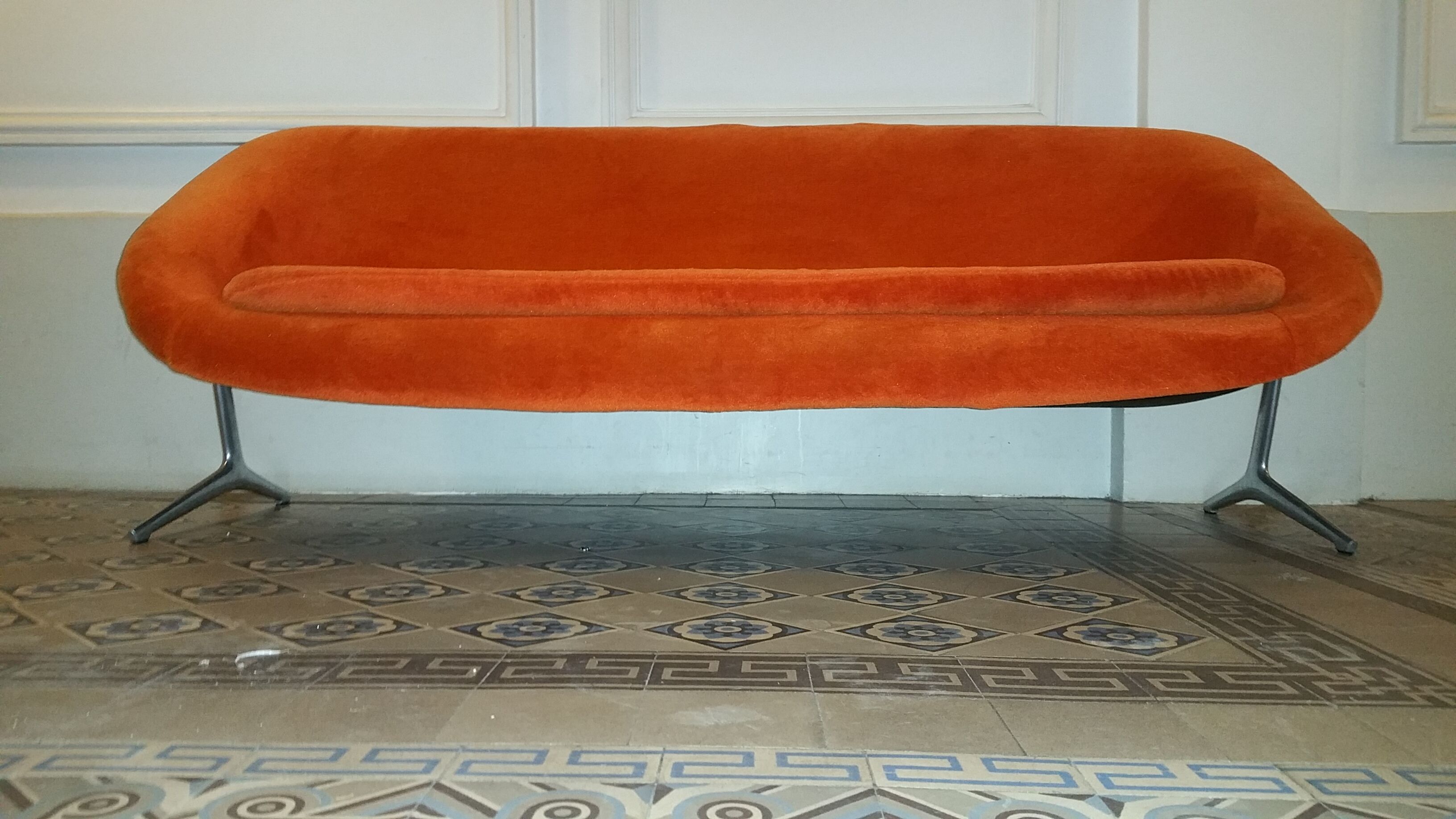 Couch Egg sculptural fibreglass of Walter S. Chenery for Lurashell