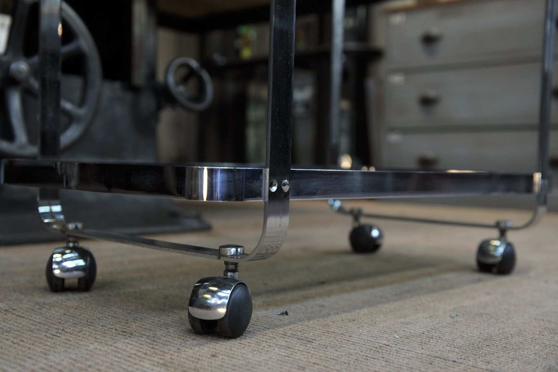 Service bar trolley in chrome metal and 1970s glass