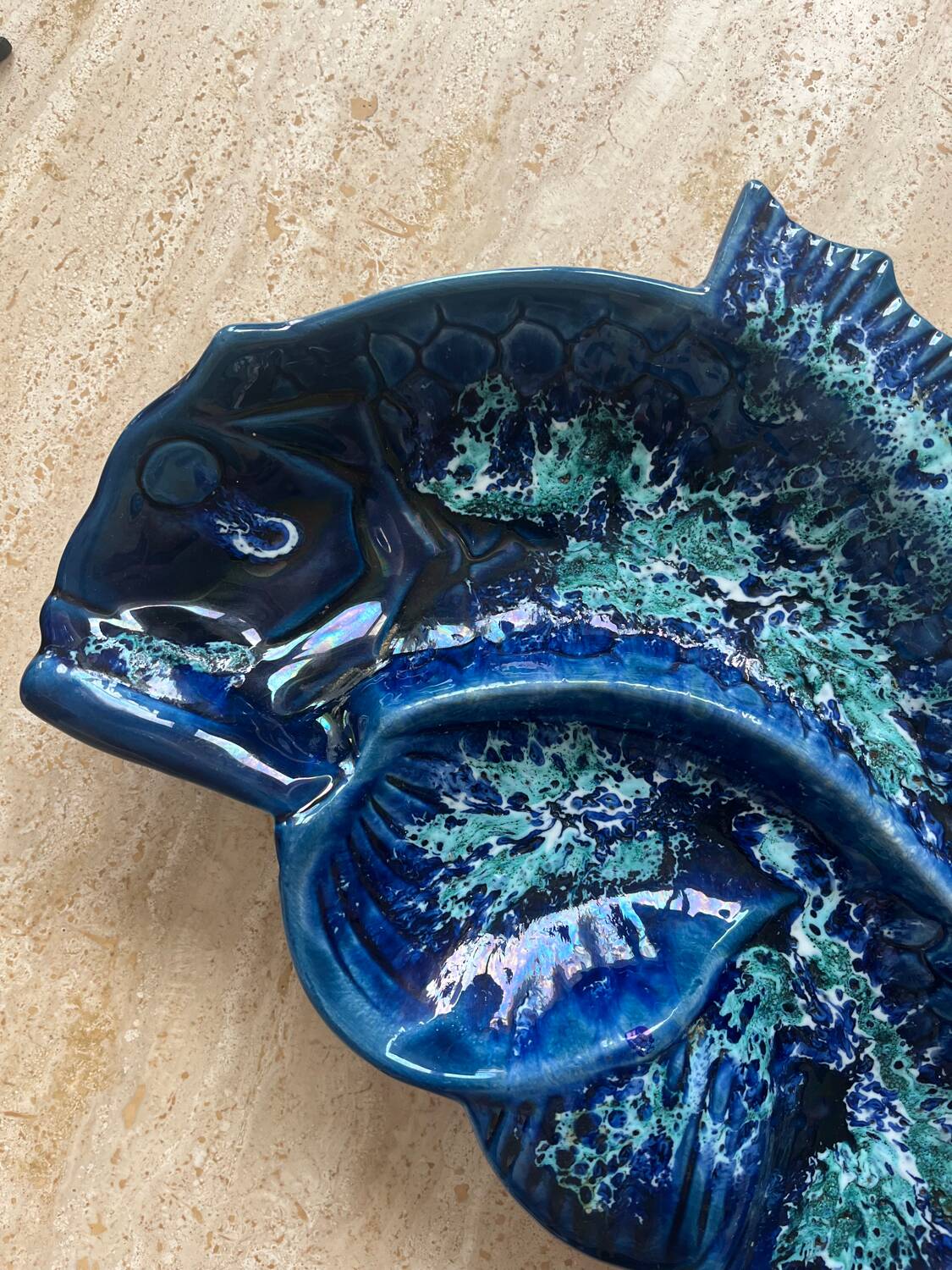 Plat en céramique en forme de poisson bleu