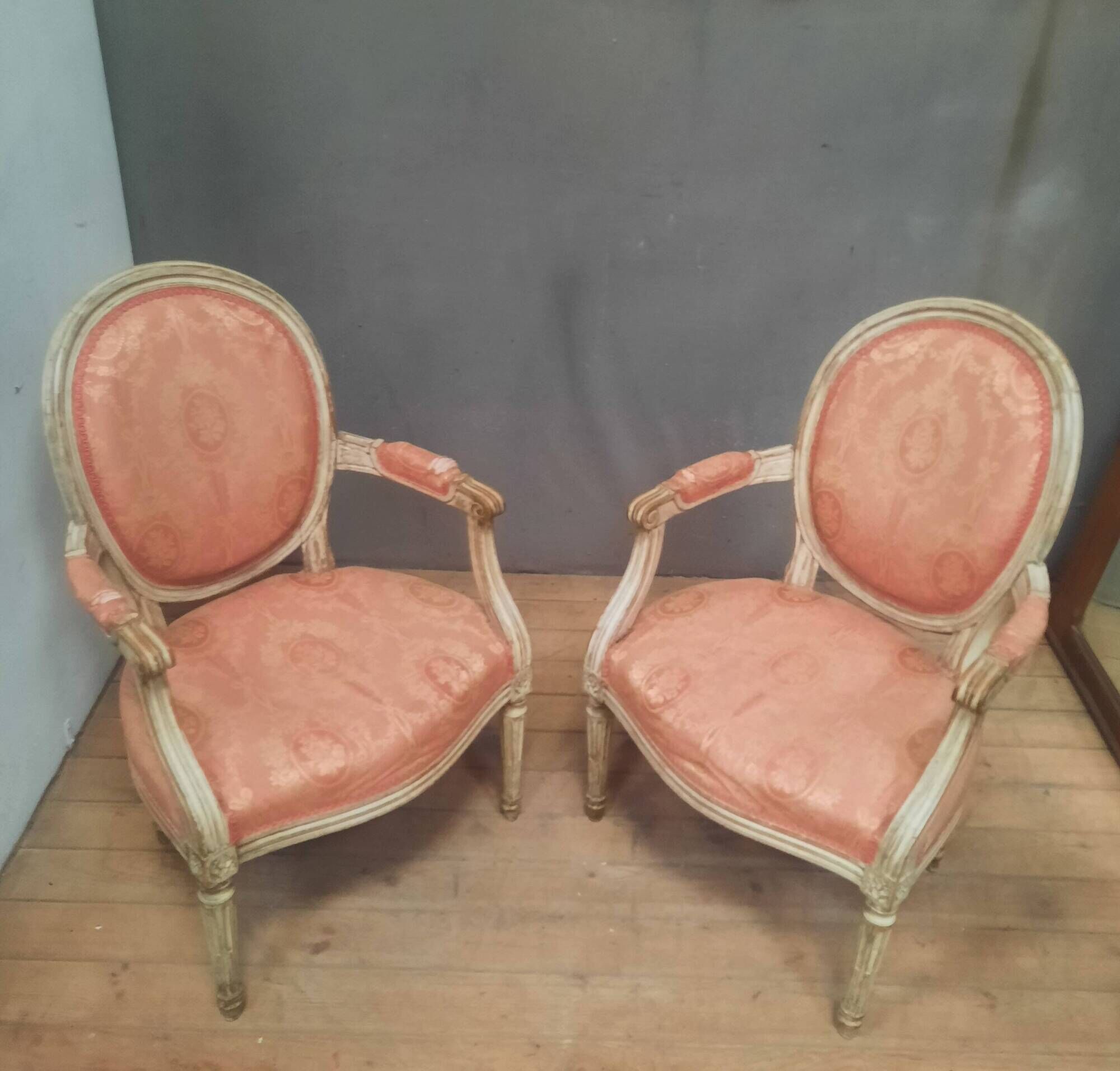 Paire de  fauteuil medaillon de style Louis XVI