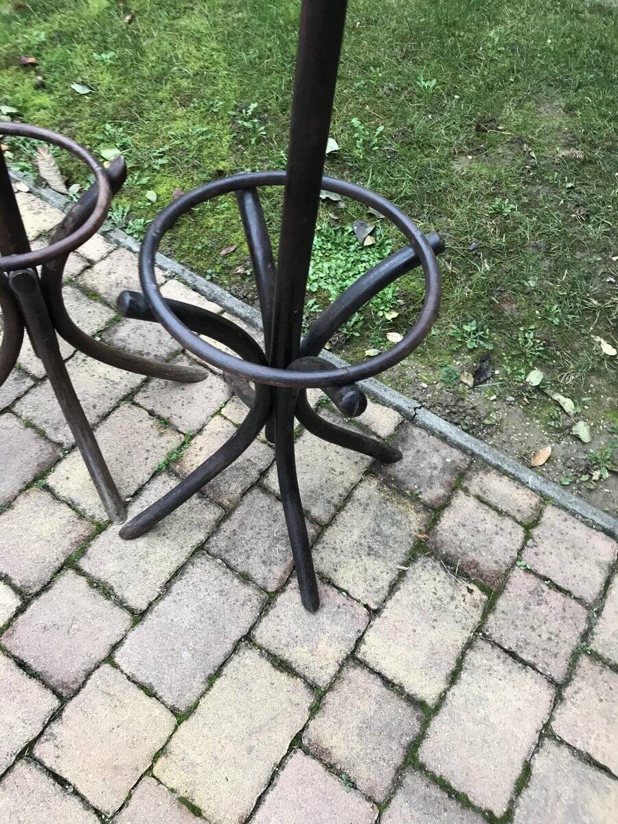 Paire de portants Thonet hongrois en bois marron, 1930s — élancés avec porte-parapluie