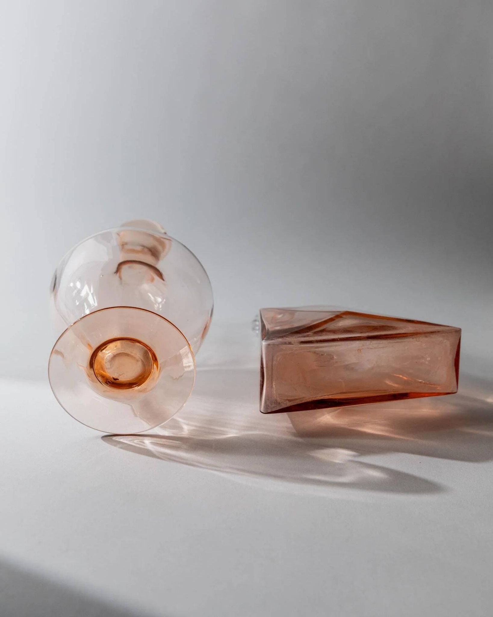 Set of 2 vintage Murano glass carafes from the 1940s, Rosalin glass with stoppers.