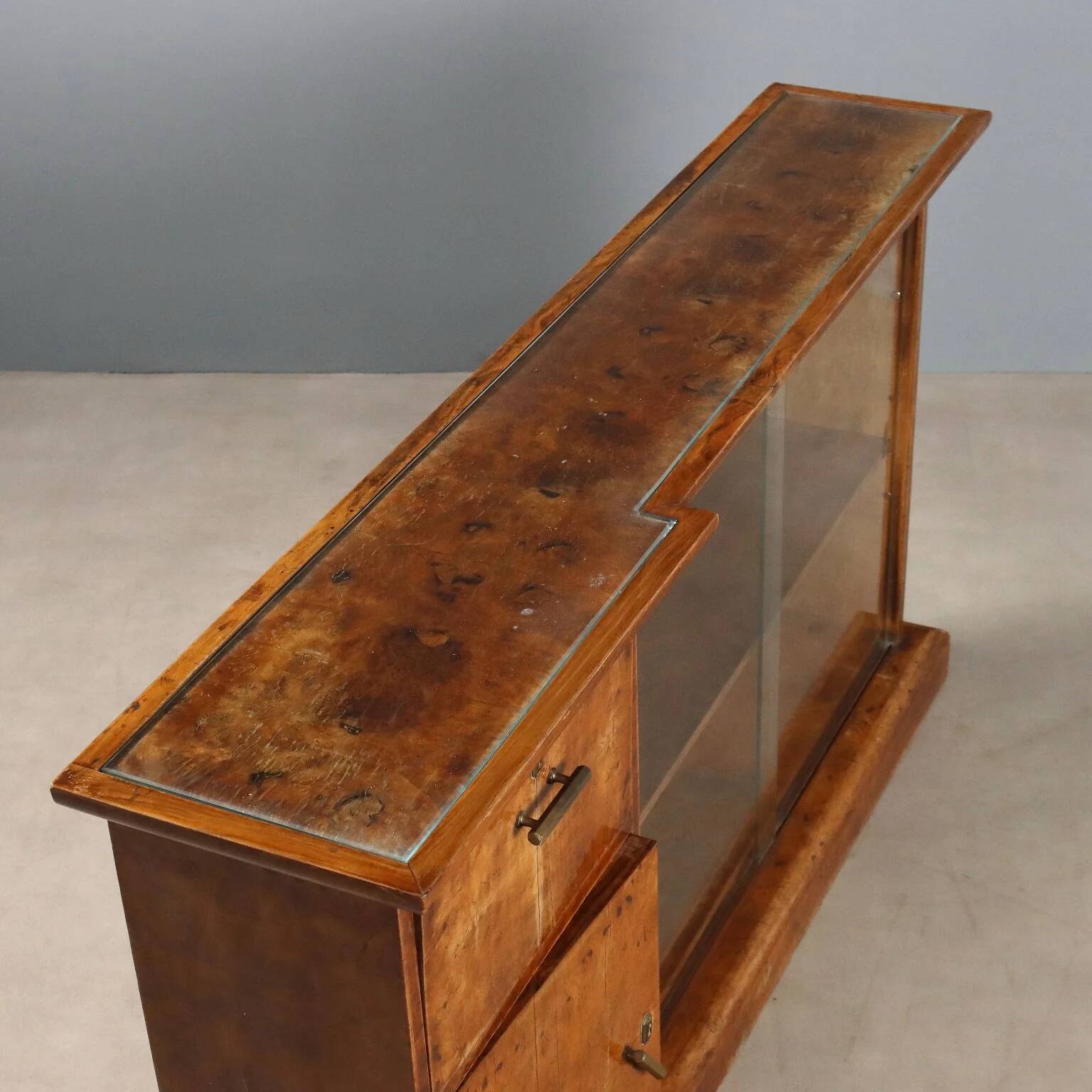 Antique Art Deco display cabinet in walnut and maple veneer, 20th century.