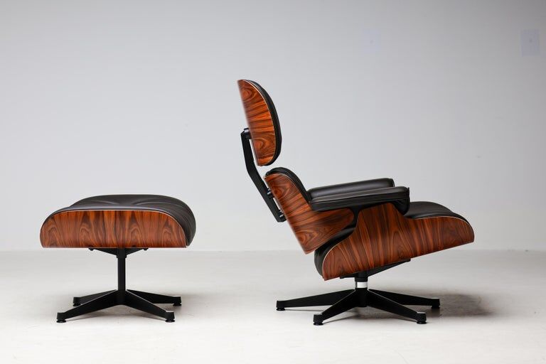 Fauteuil Eames XL et repose-pieds en palissandre de Santos avec cuir chocolat.