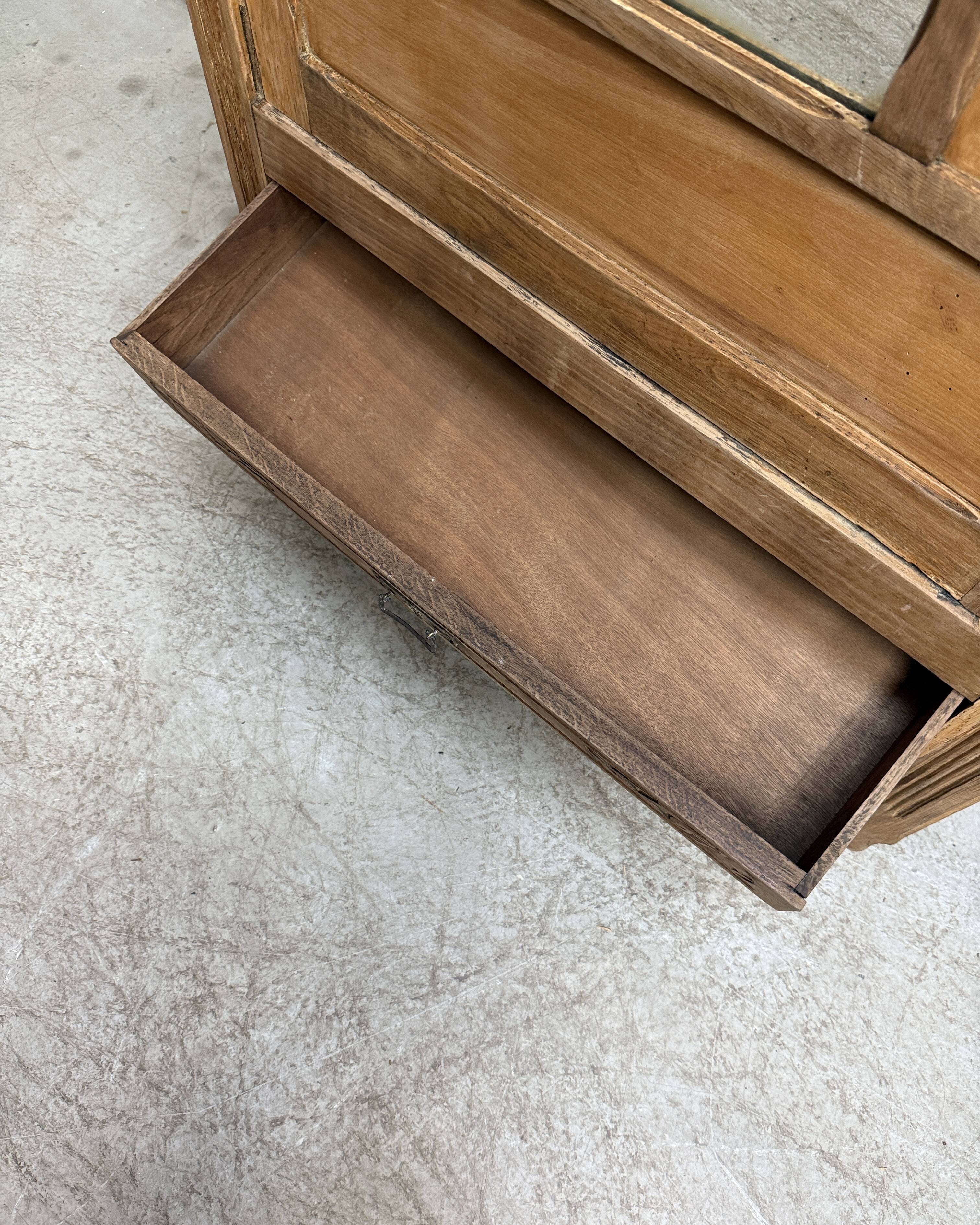 Renovated Art Deco bonnetière