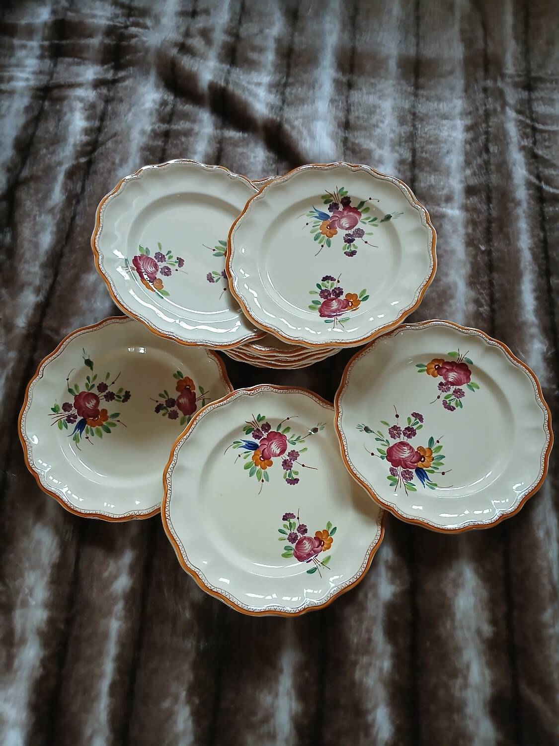 10 vintage Longchamp dinner plates